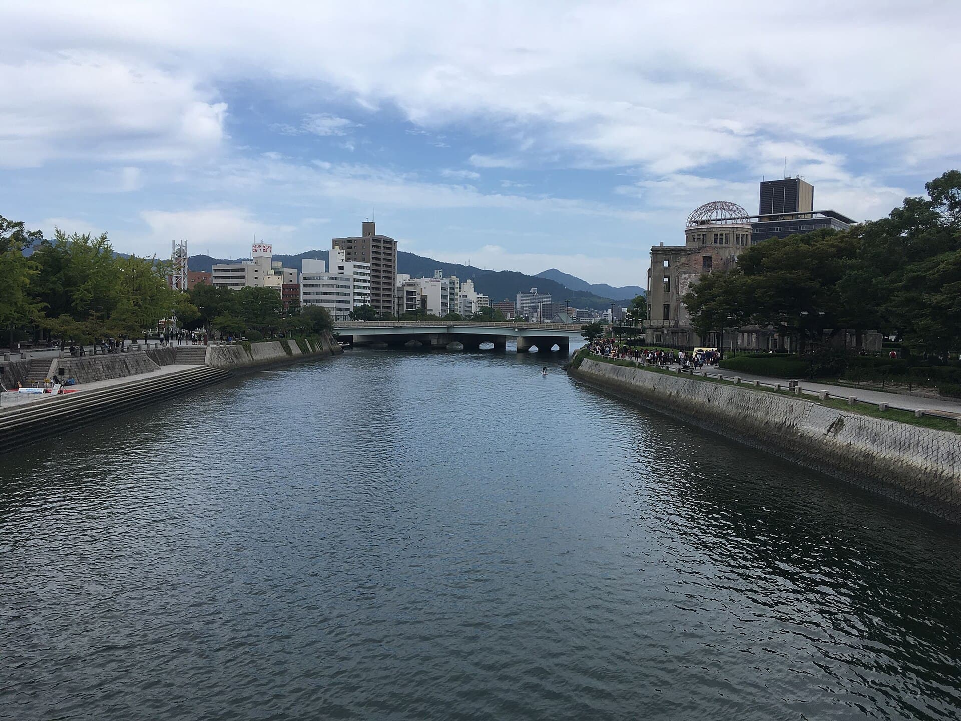 相生桥（广岛）：相生桥（广岛）：Wikimedia Commons 文件「Aioi Bridge and Hiroshima Peace Memorial.jpg」中的桥梁实景。