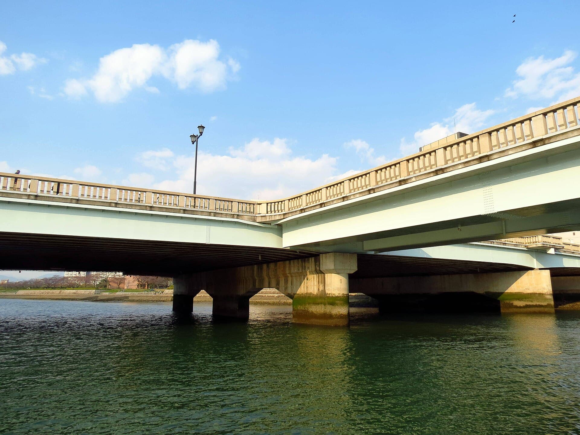 相生桥（广岛）：相生桥（广岛）：Wikimedia Commons 文件「Aioi Bridge, Hiroshima (2016).jpg」中的桥梁实景。