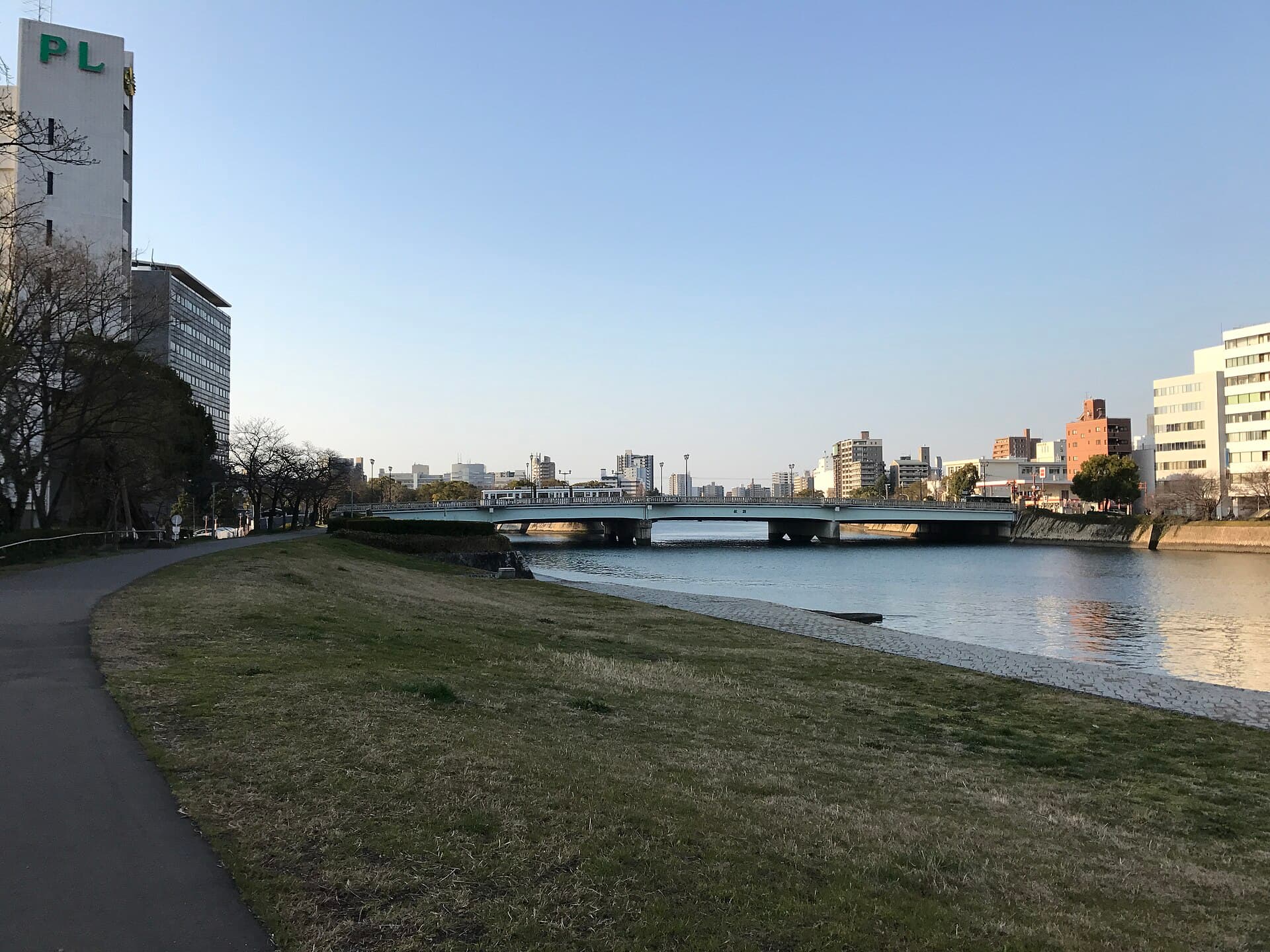 相生桥（广岛）：相生桥（广岛）：Wikimedia Commons 文件「Aioibashi Bridge on Honkawa River.jpg」中的桥梁实景。