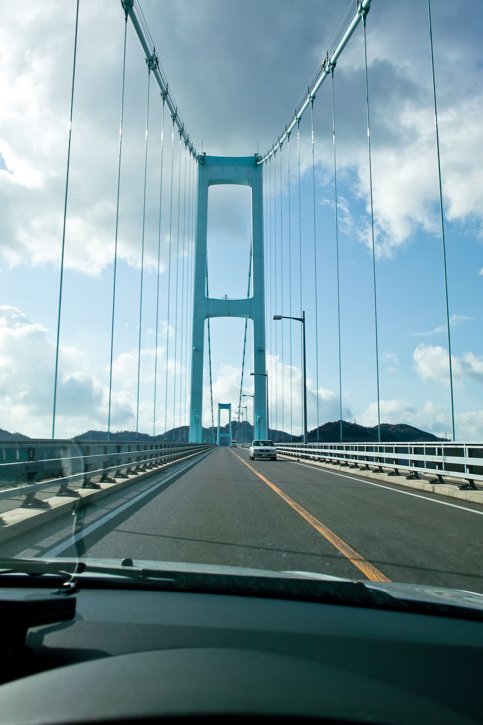 安芸滩大桥：安芸滩大桥：Wikimedia Commons 文件「Akinada Bridge 0941.jpg」中的桥梁实景。