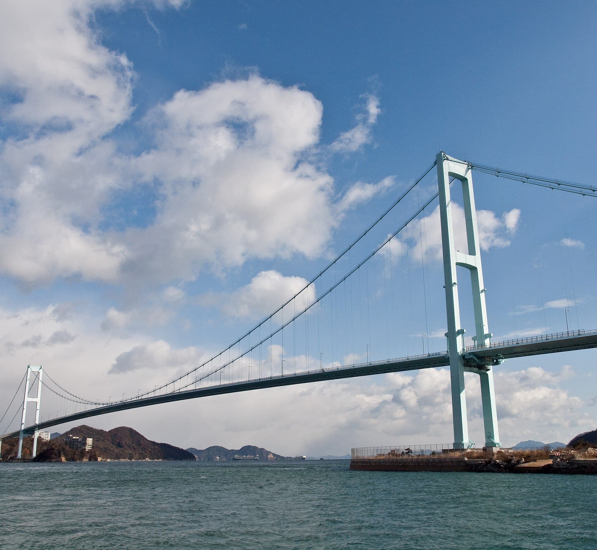 安芸滩大桥：安芸滩大桥：Wikimedia Commons 文件「Akinada Bridge 319865 2.jpg」中的桥梁实景。