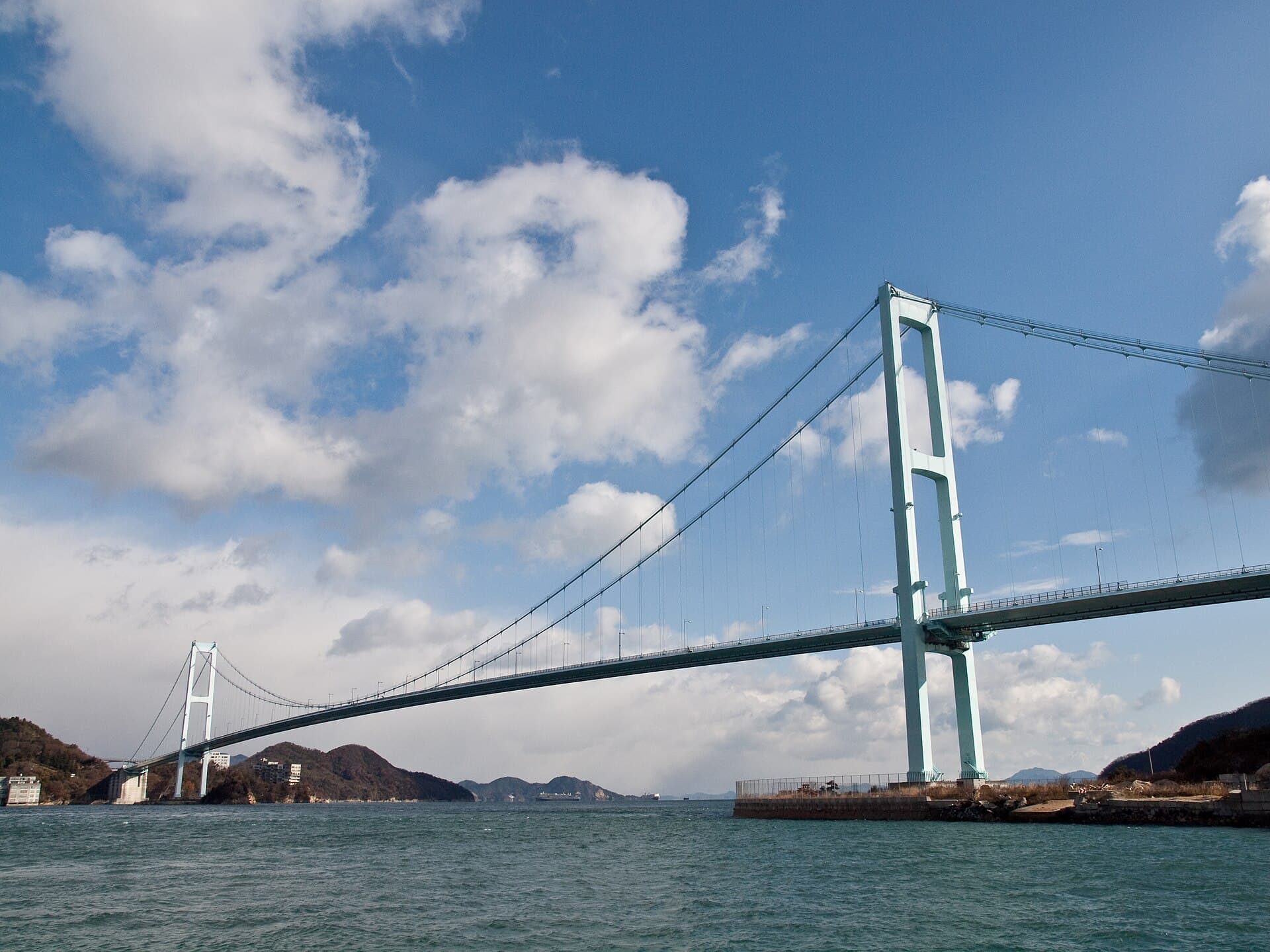 安芸滩大桥：安芸滩大桥：Wikimedia Commons 文件「Akinada Bridge 319865.jpg」中的桥梁实景。