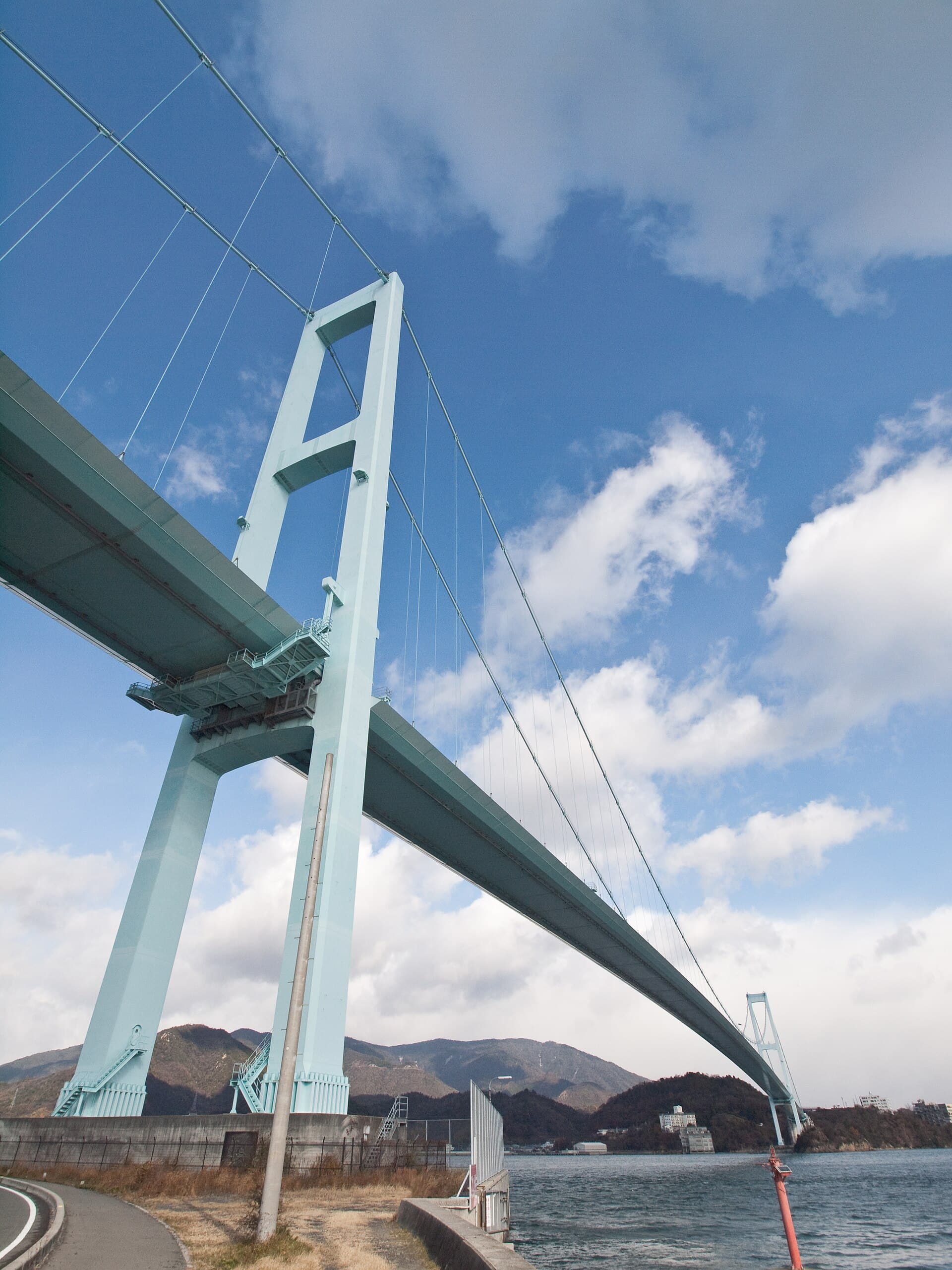 安芸滩大桥：安芸滩大桥：Wikimedia Commons 文件「Akinada Bridge 319869.jpg」中的桥梁实景。