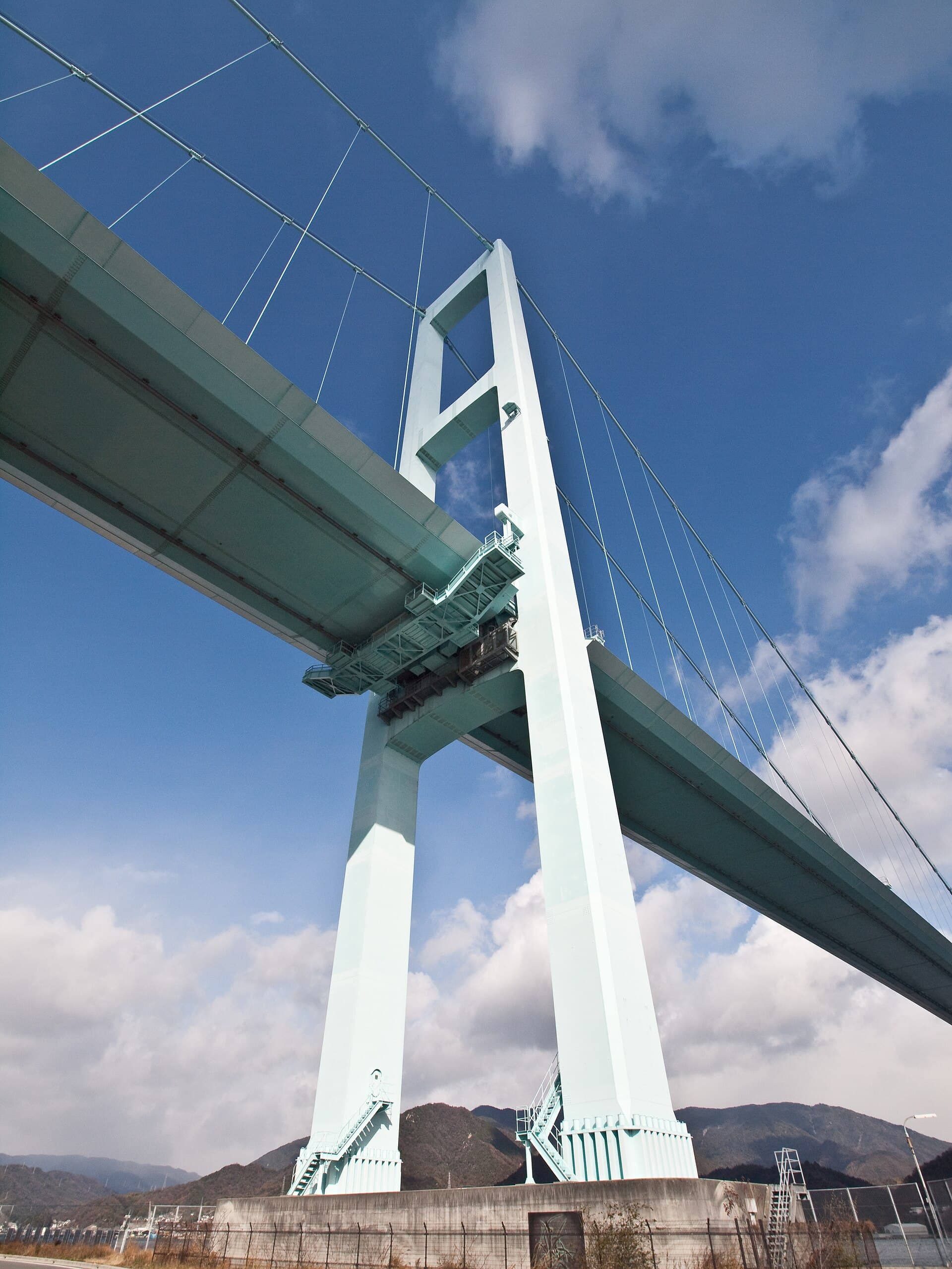 安芸滩大桥：安芸滩大桥：Wikimedia Commons 文件「Akinada Bridge 319870.jpg」中的桥梁实景。
