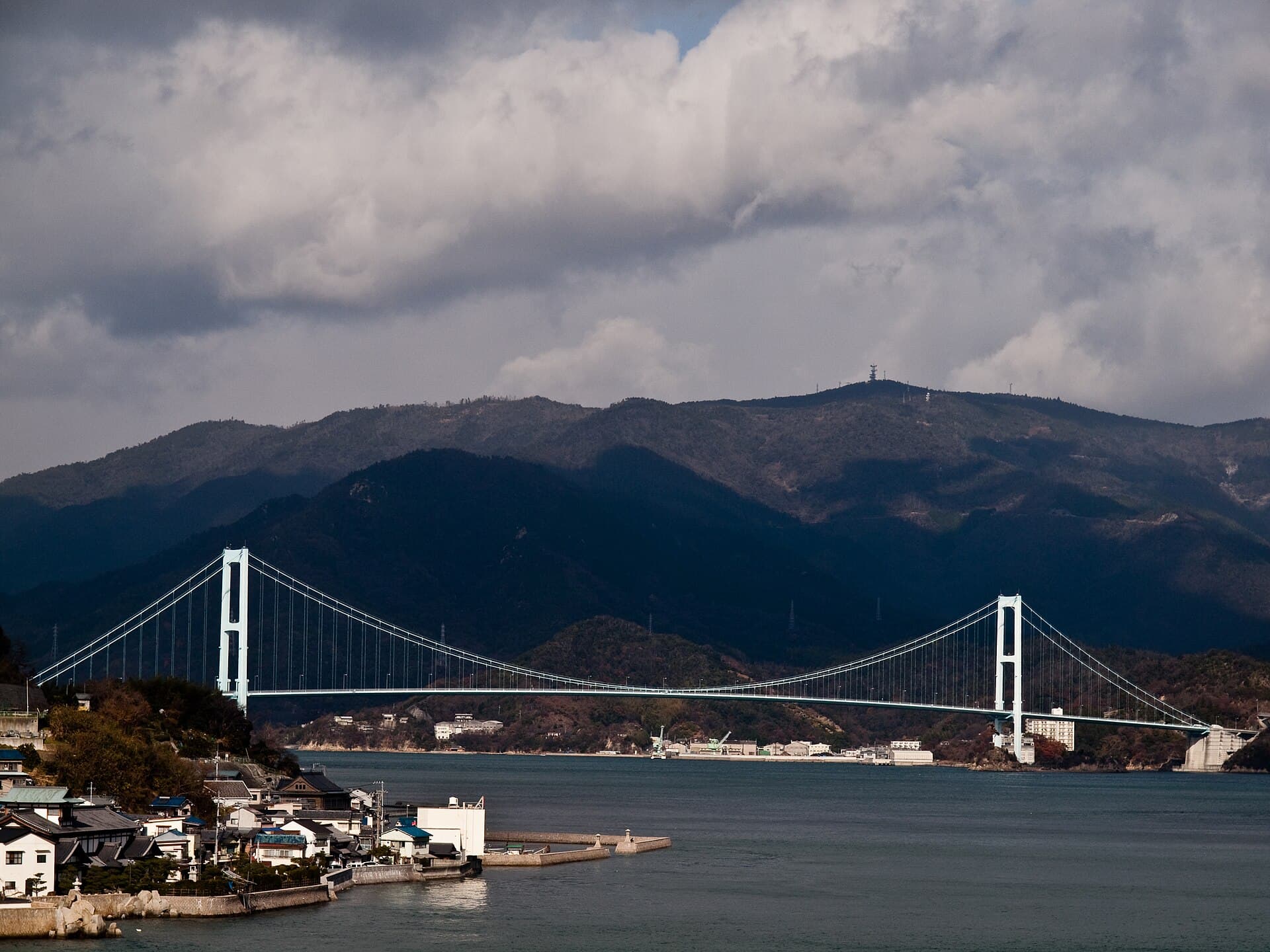 安芸滩大桥：安芸滩大桥：Wikimedia Commons 文件「Akinada Bridge 319903.jpg」中的桥梁实景。