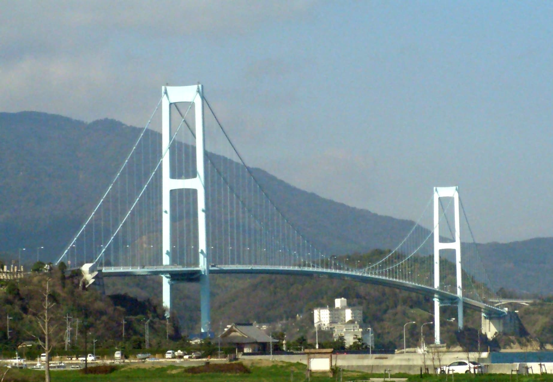 安芸滩大桥：安芸滩大桥：Wikimedia Commons 文件「Akinada Ohashi-edit.jpg」中的桥梁实景。