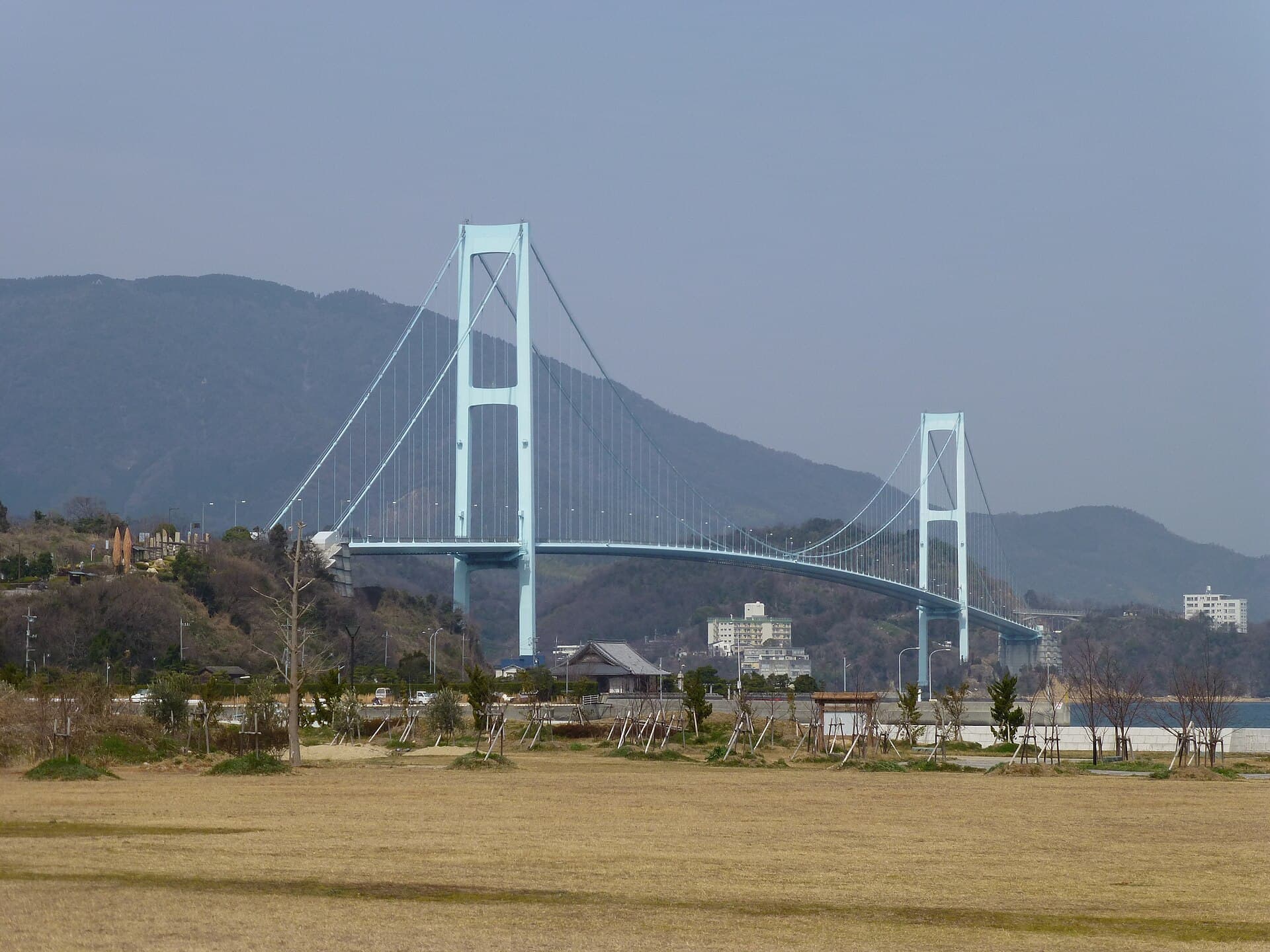 安芸滩大桥：安芸滩大桥：Wikimedia Commons 文件「Akinada Ohashi.jpg」中的桥梁实景。