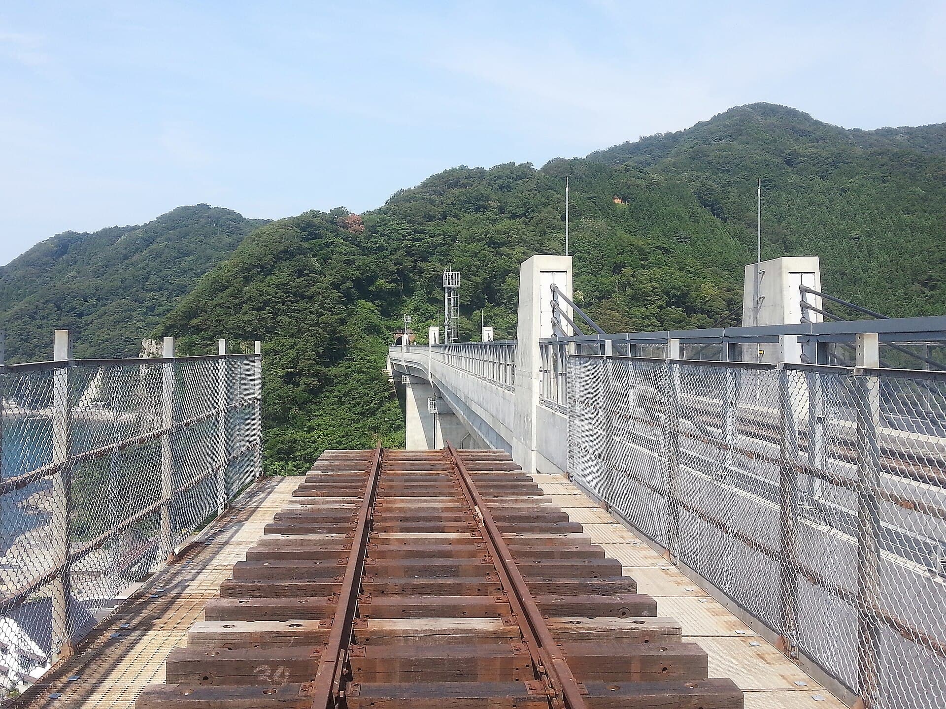 余部桥梁（现桥）：余部桥梁（现桥）：Wikimedia Commons 文件「Amarube 20130717 150445.jpg」中的桥梁实景。