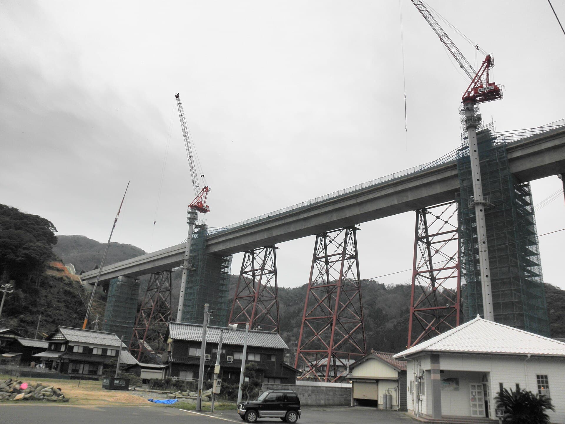 余部桥梁（现桥）：余部桥梁（现桥）：Wikimedia Commons 文件「New amarube bridge.JPG」中的桥梁实景。