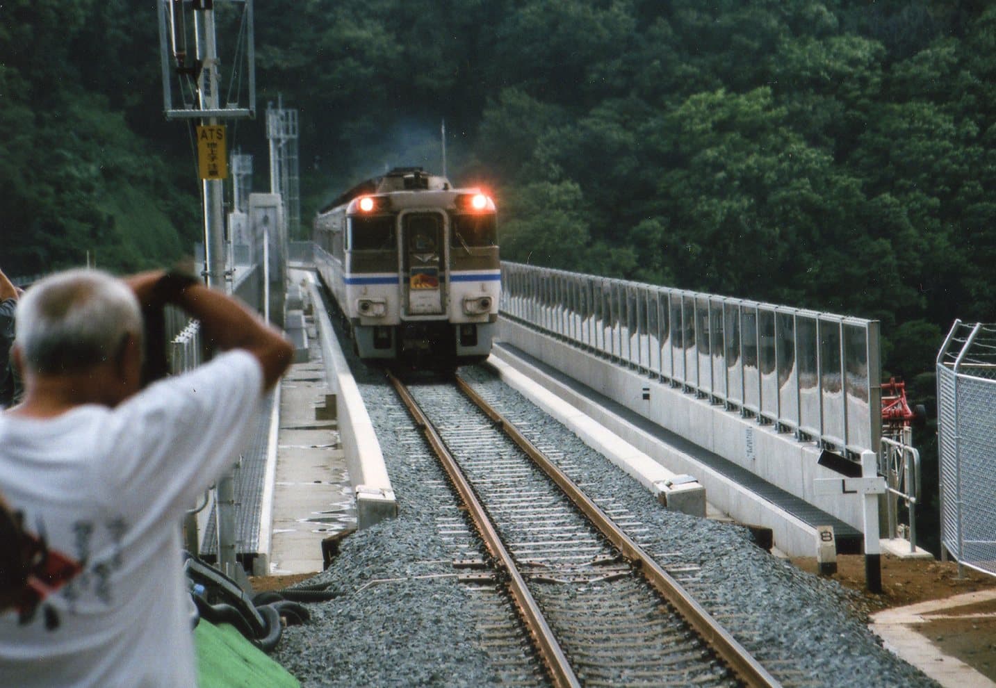 余部桥梁（现桥）：余部桥梁（现桥）：Wikimedia Commons 文件「New amaube bridge 5.JPG」中的桥梁实景。