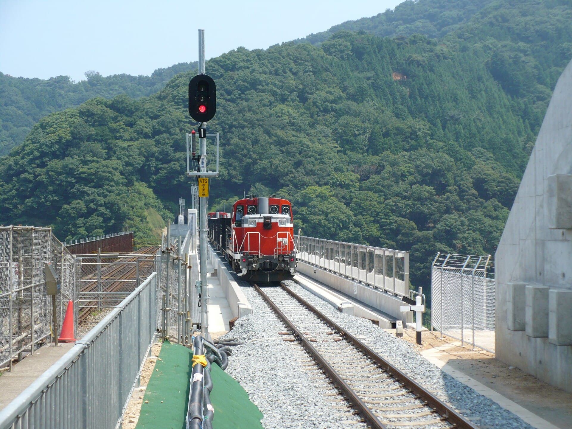余部桥梁（现桥）：余部桥梁（现桥）：Wikimedia Commons 文件「Service train going on the new Amarube bridge.jpg」中的桥梁实景。