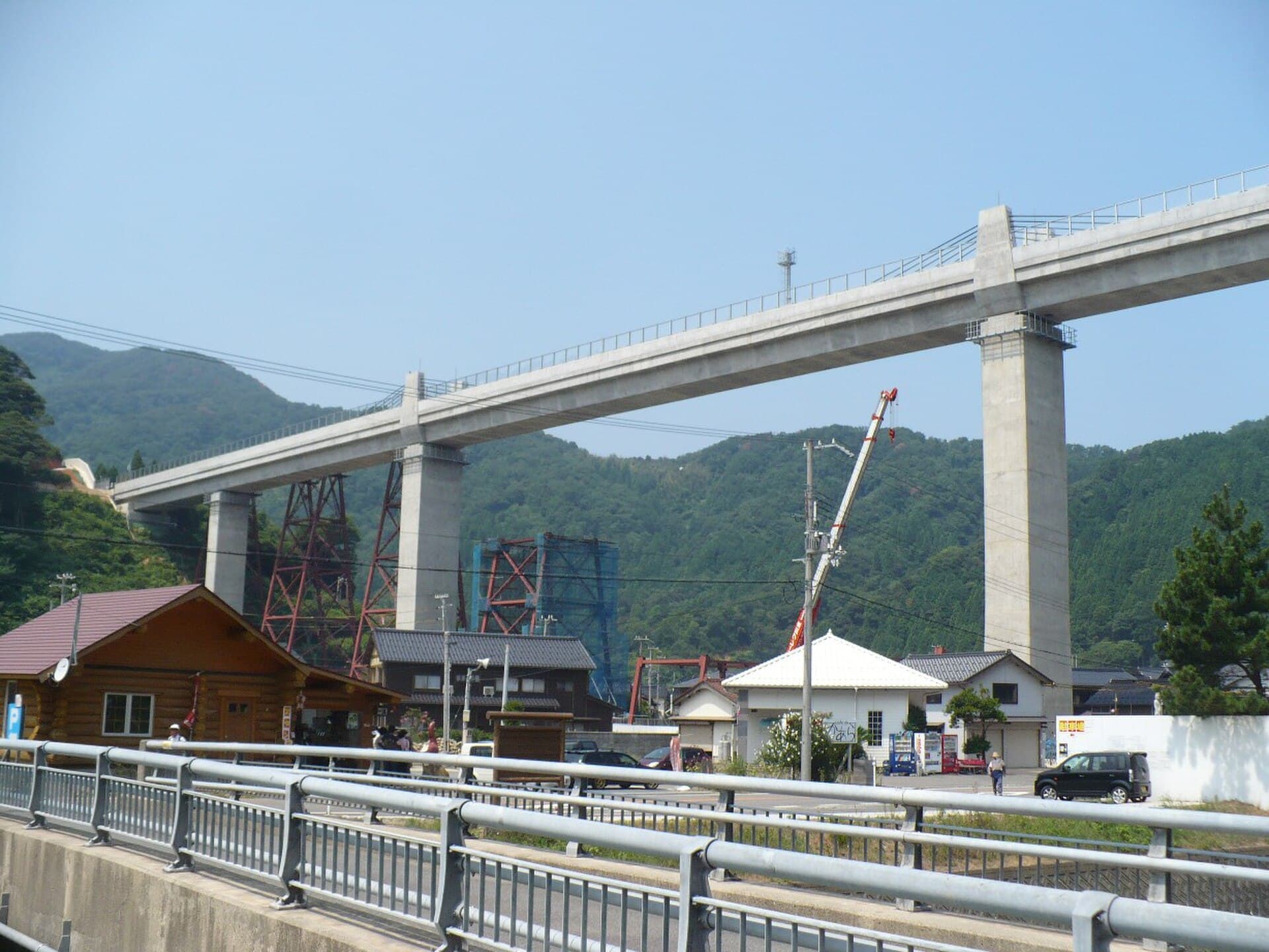 余部桥梁（现桥）：余部桥梁（现桥）：Wikimedia Commons 文件「New Amarube bridge 20100821.jpg」中的桥梁实景。