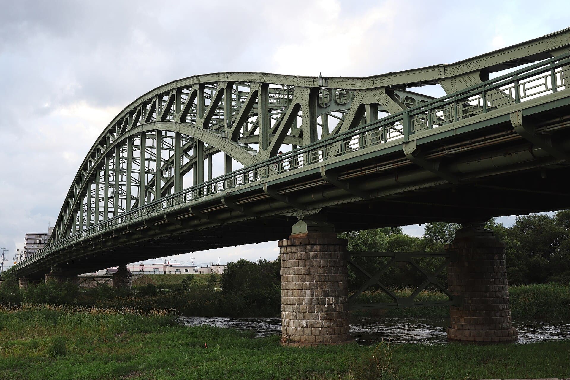 旭桥（旭川）：旭桥（旭川）：Wikimedia Commons 文件「Asahi Bridge, Asahikawa - Jul 20, 2025.jpg」中的桥梁实景。