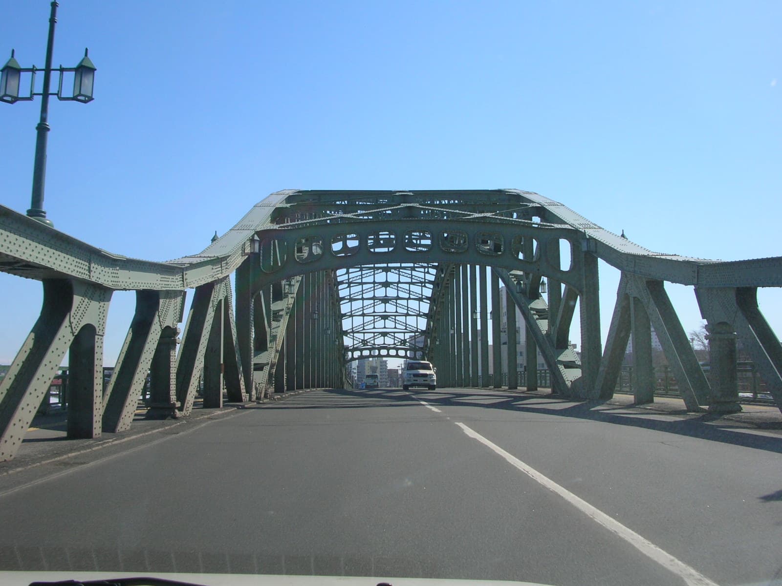 旭桥（旭川）：旭桥（旭川）：Wikimedia Commons 文件「Asahibashi Bridge 2008-03-21.jpg」中的桥梁实景。