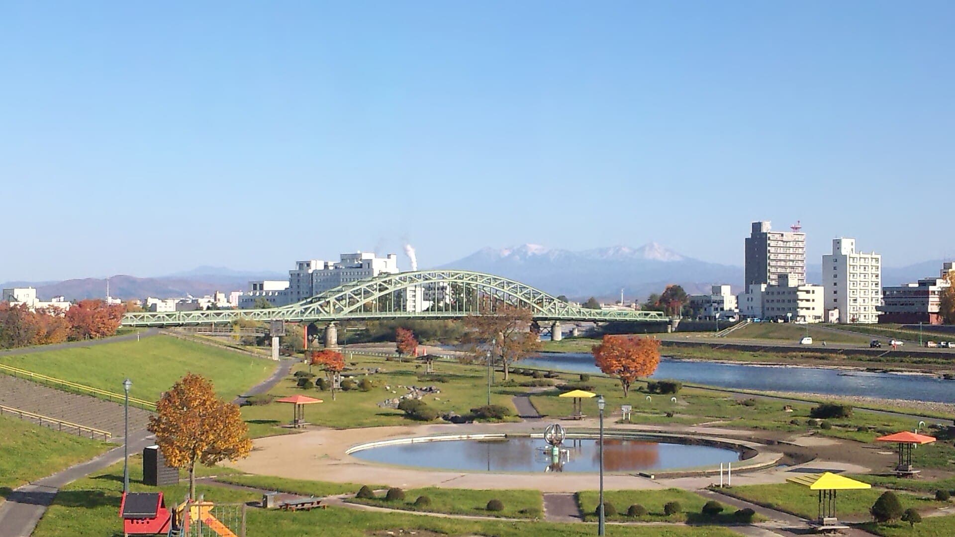 旭桥（旭川）：旭桥（旭川）：Wikimedia Commons 文件「Asahibashi Bridge and Mt. Daisetsuzan Range.jpg」中的桥梁实景。