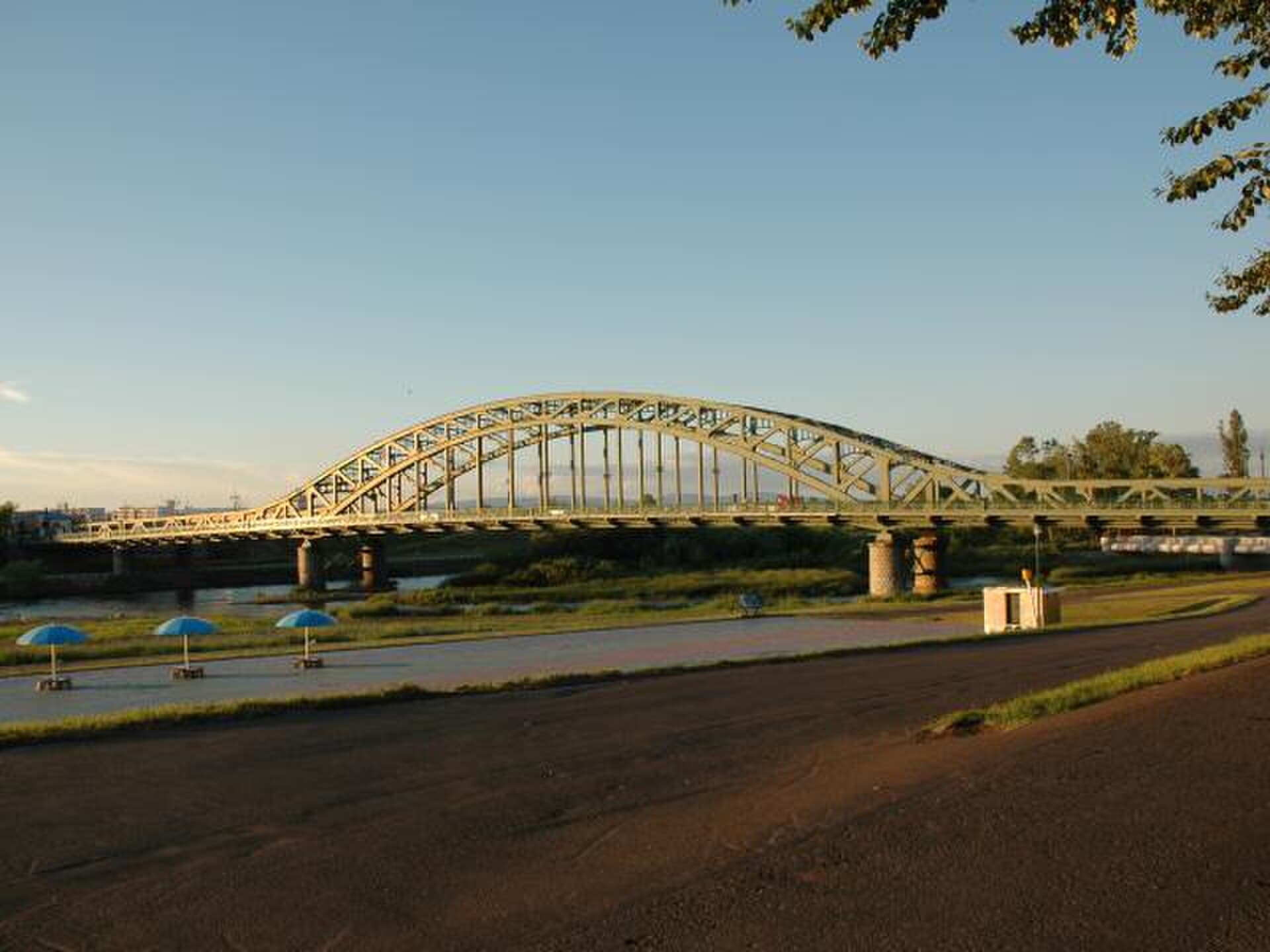 旭桥（旭川）：旭桥（旭川）：Wikimedia Commons 文件「Asahibashi Bridge Asahikawa Hokkaido Japan.jpg」中的桥梁实景。