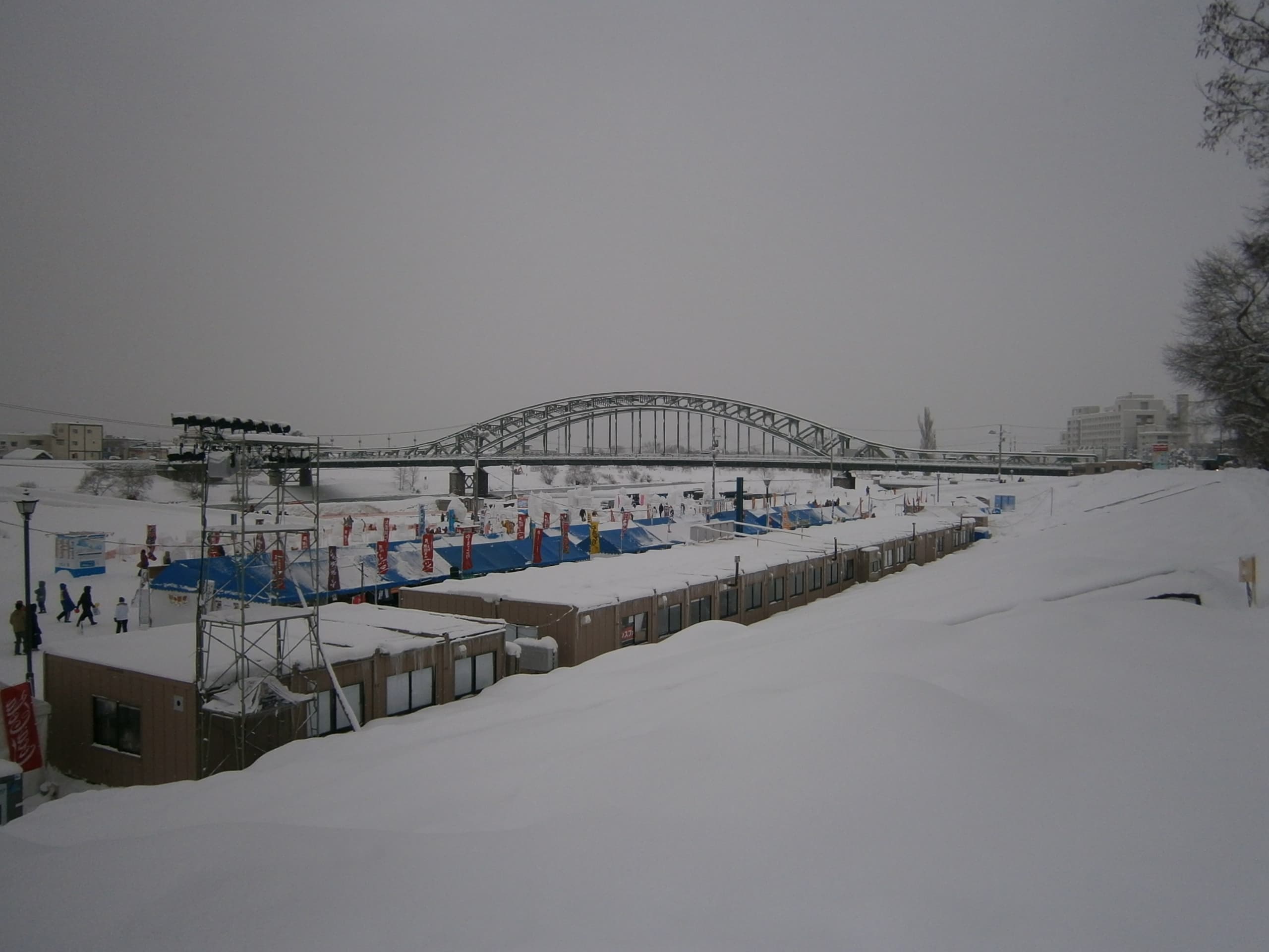 旭桥（旭川）：旭桥（旭川）：Wikimedia Commons 文件「Asahikawa, Hokkaido Prefecture, Japan - panoramio.jpg」中的桥梁实景。