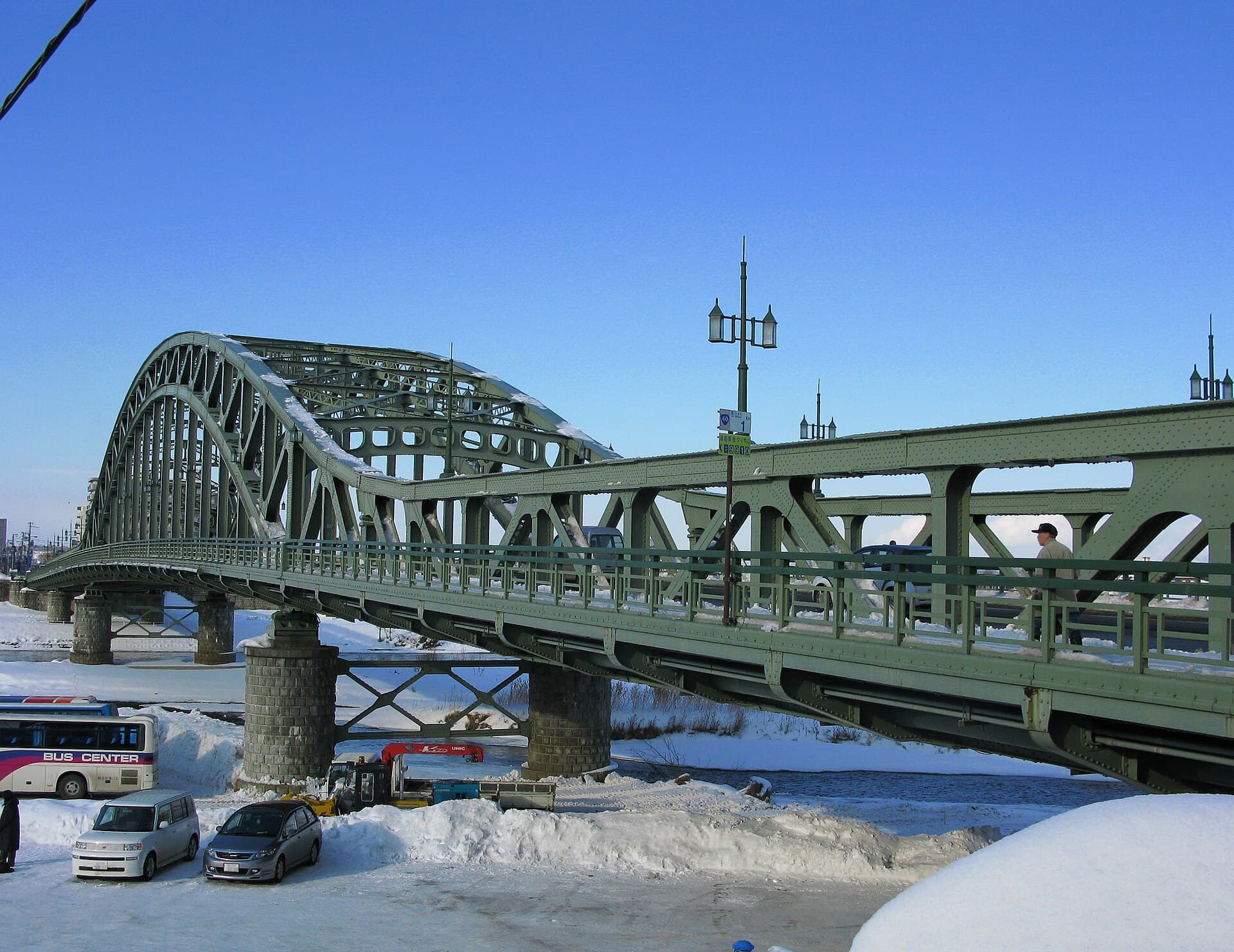 旭桥（旭川）：旭桥（旭川）：Wikimedia Commons 文件「Asahikawa Ishikari River Asahi Bridge 1.JPG」中的桥梁实景。