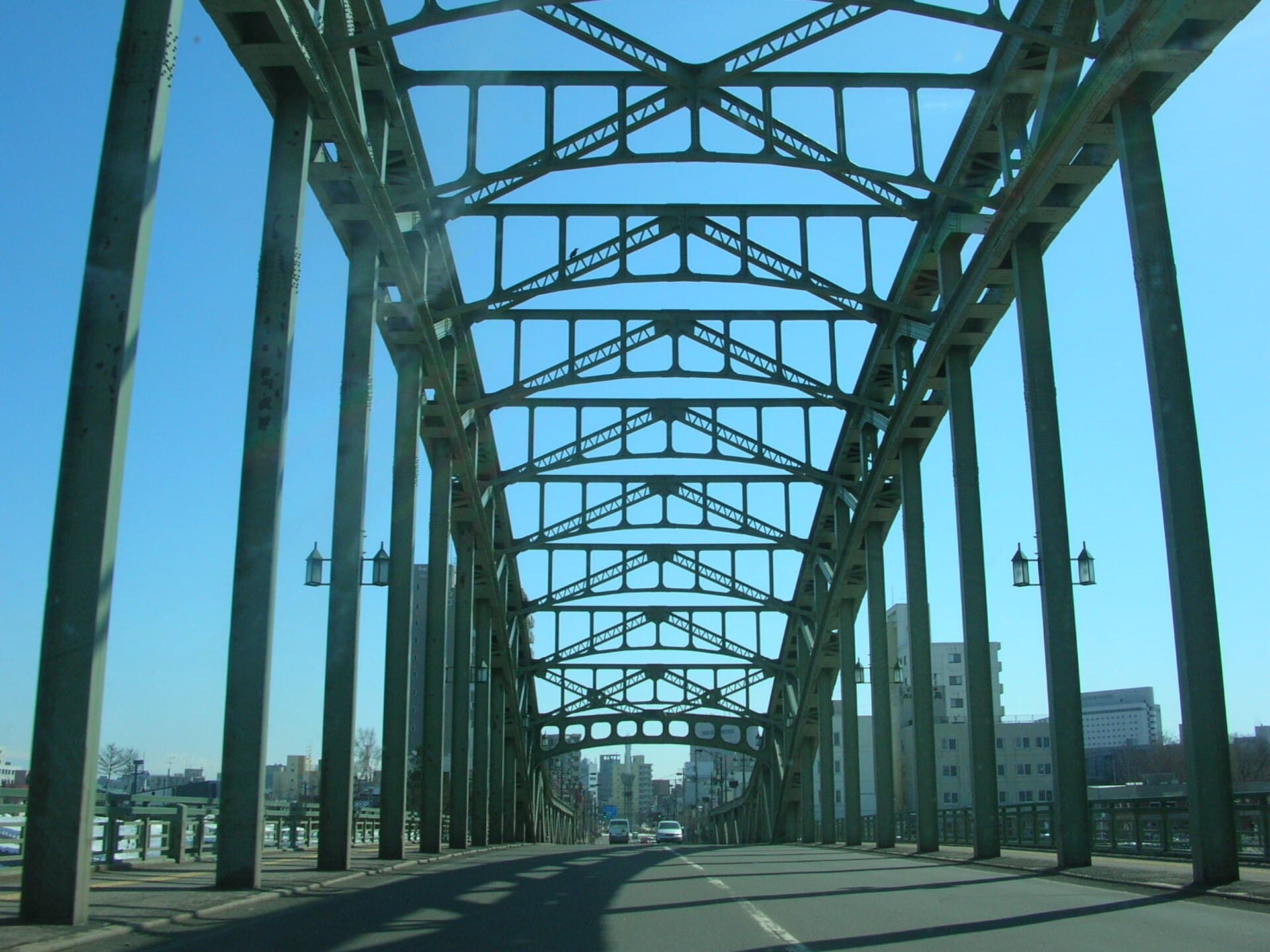 旭桥（旭川）：旭桥（旭川）：Wikimedia Commons 文件「旭橋（Asahi Bridge） - panoramio.jpg」中的桥梁实景。