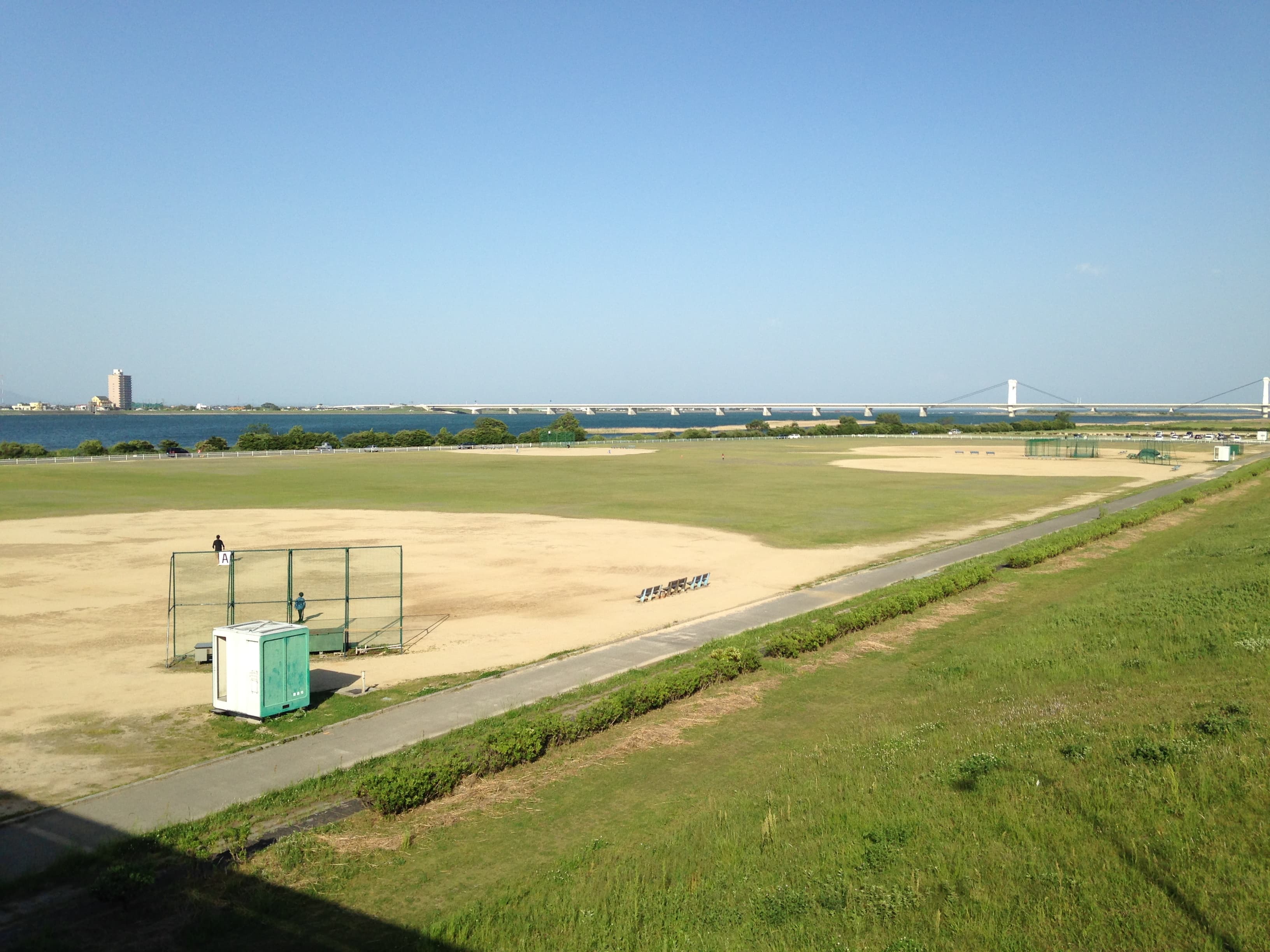 阿波白鹭大桥：阿波白鹭大桥：从吉野川运动场方向观察桥梁与河道。