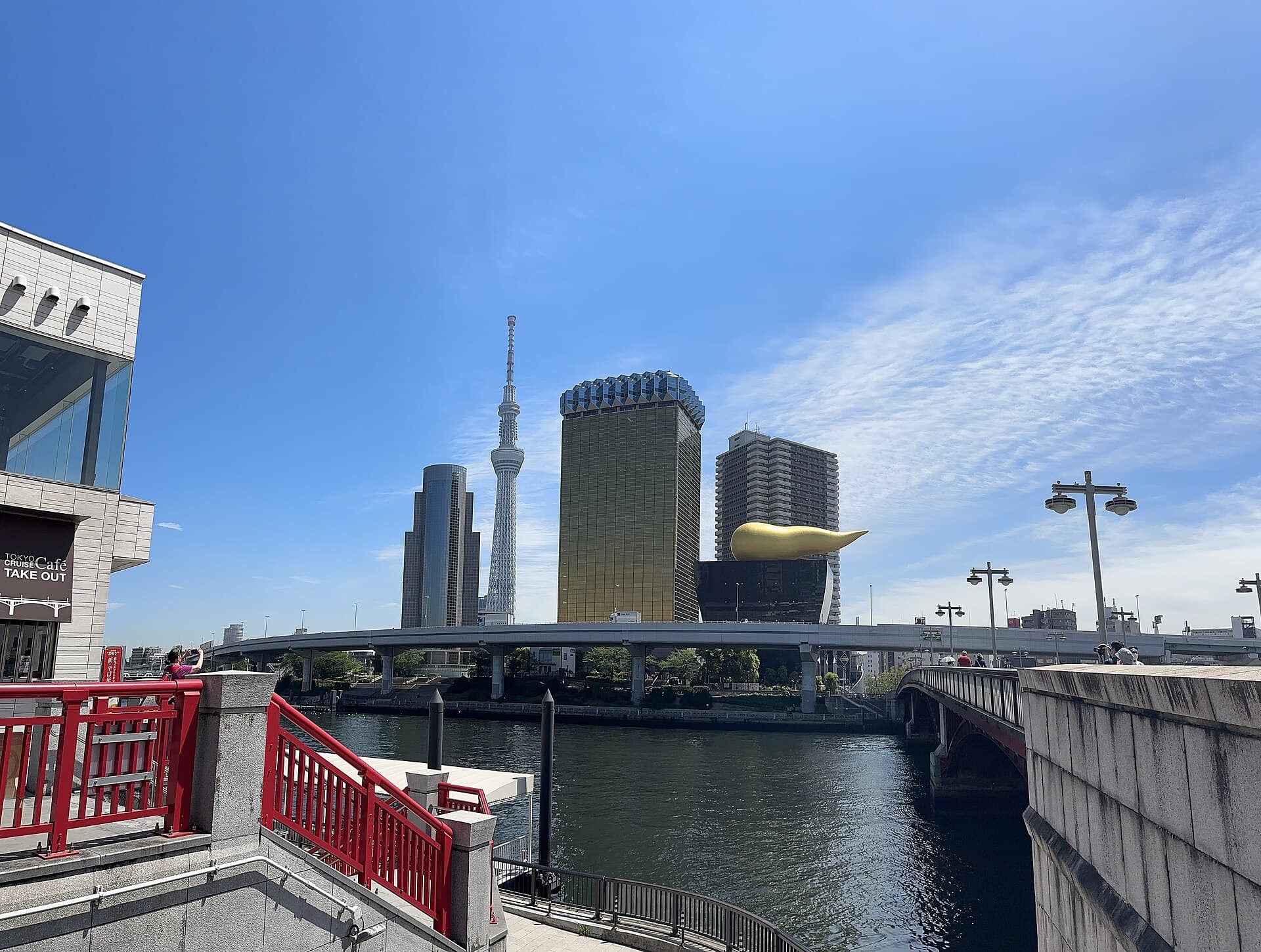 吾妻桥：吾妻桥：Wikimedia Commons 文件「Azuma bridge 2023 April 19 various.jpeg」中的桥梁实景。