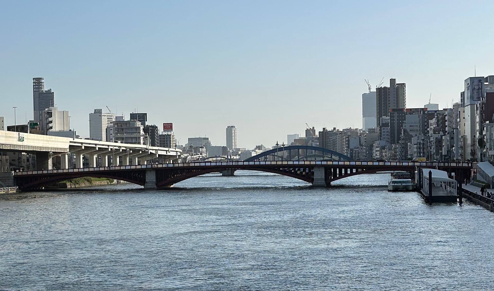 吾妻桥：吾妻桥：Wikimedia Commons 文件「Azuma-Brücke.jpg」中的桥梁实景。