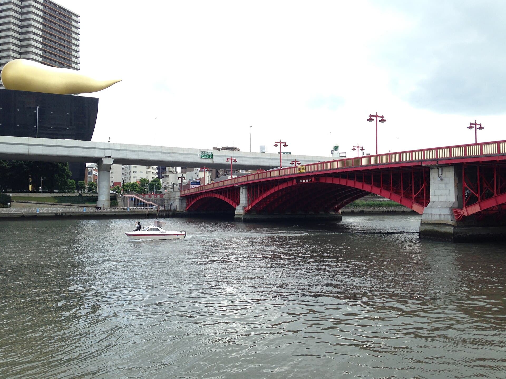 吾妻桥：吾妻桥：Wikimedia Commons 文件「Azumabashi Bridge on Sumidagawa River and Metropolitan Expressway Mukojima Line.JPG」中的桥梁实景。