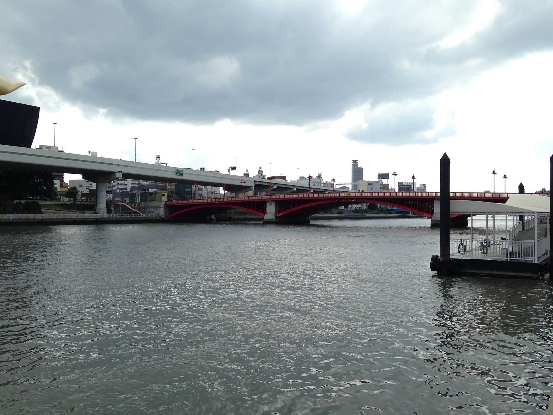 吾妻桥：吾妻桥：Wikimedia Commons 文件「Azumabashi Bridge on Sumidagawa River.JPG」中的桥梁实景。