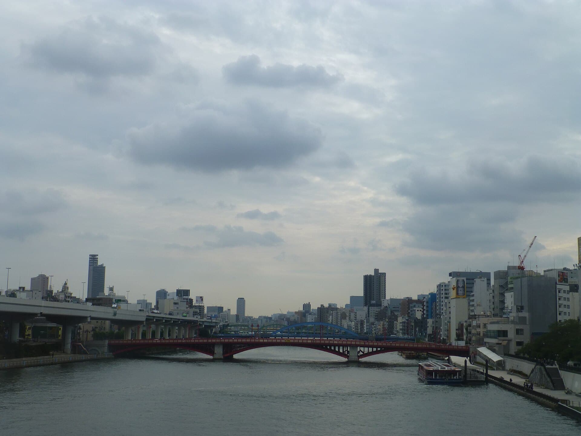 吾妻桥：吾妻桥：Wikimedia Commons 文件「Azumabridge-fromadistance-2016-9-12.jpg」中的桥梁实景。