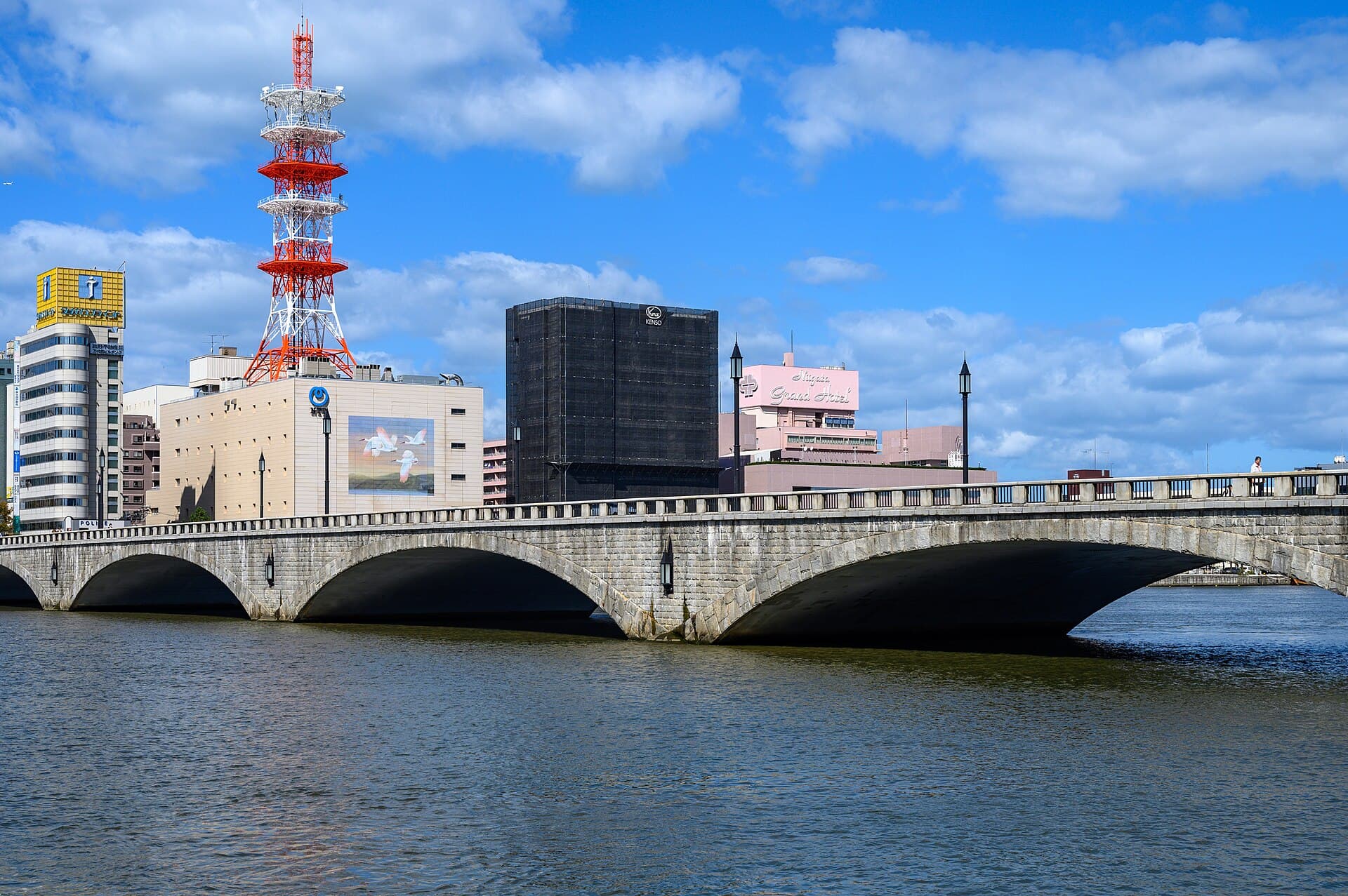 万代桥：万代桥：Wikimedia Commons 文件「49020-Niigata (48913864021).jpg」中的桥梁实景。