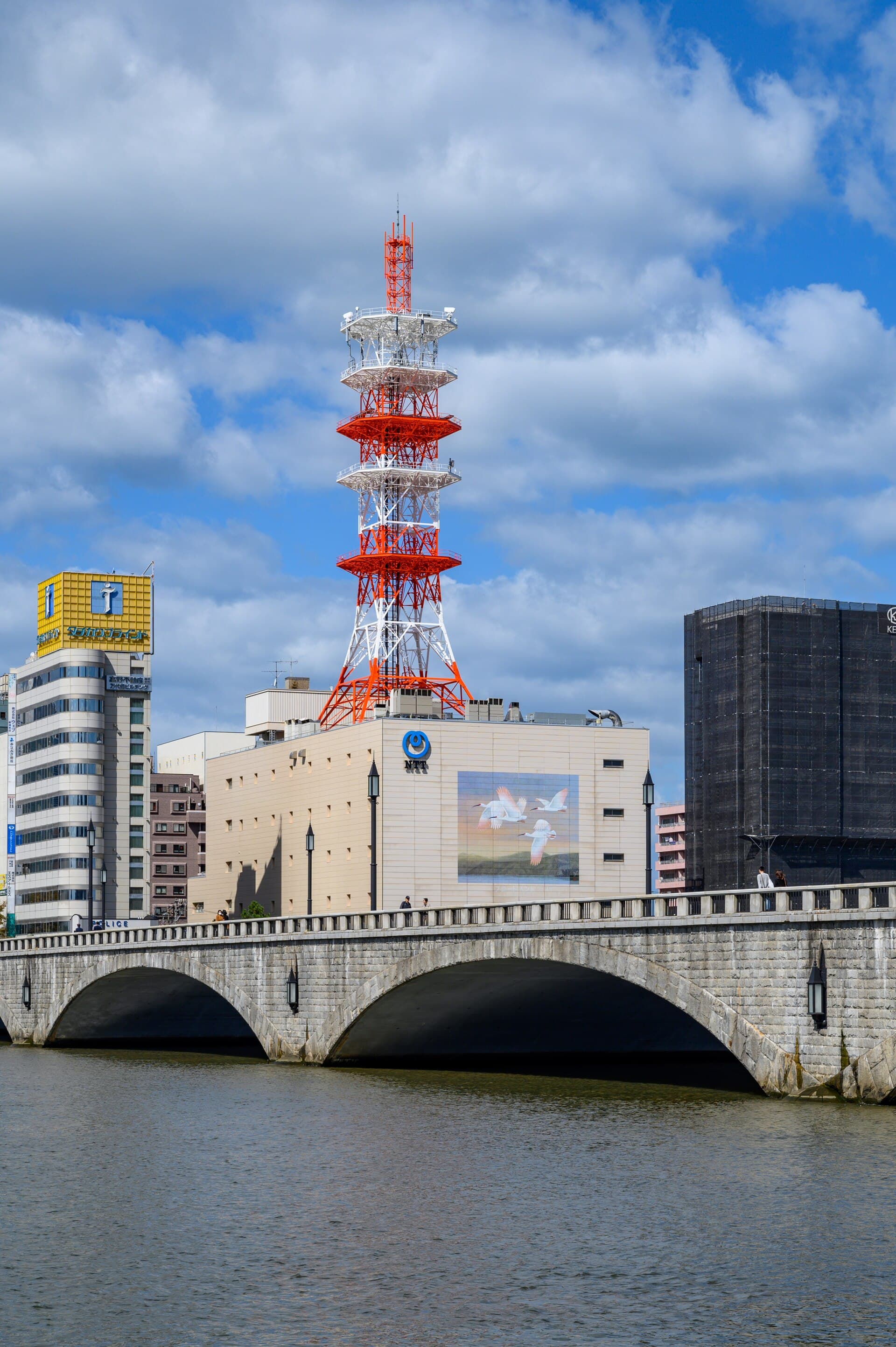 万代桥：万代桥：Wikimedia Commons 文件「49028-Niigata (48914068977).jpg」中的桥梁实景。