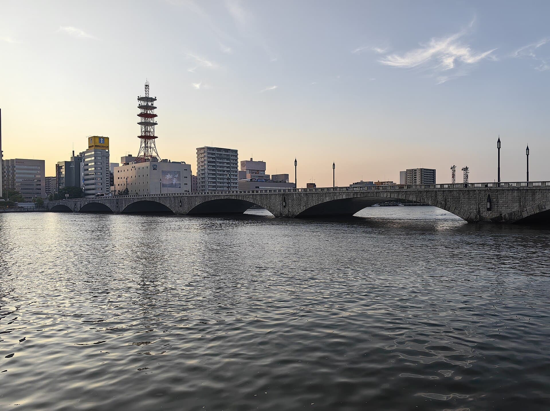 万代桥：万代桥：Wikimedia Commons 文件「Bandai Bridge 20250612 184846.jpg」中的桥梁实景。