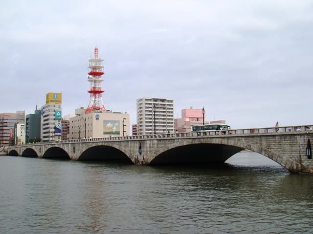 万代桥：万代桥：Wikimedia Commons 文件「Bandai Bridge, Niigata, Japan 002.JPG」中的桥梁实景。
