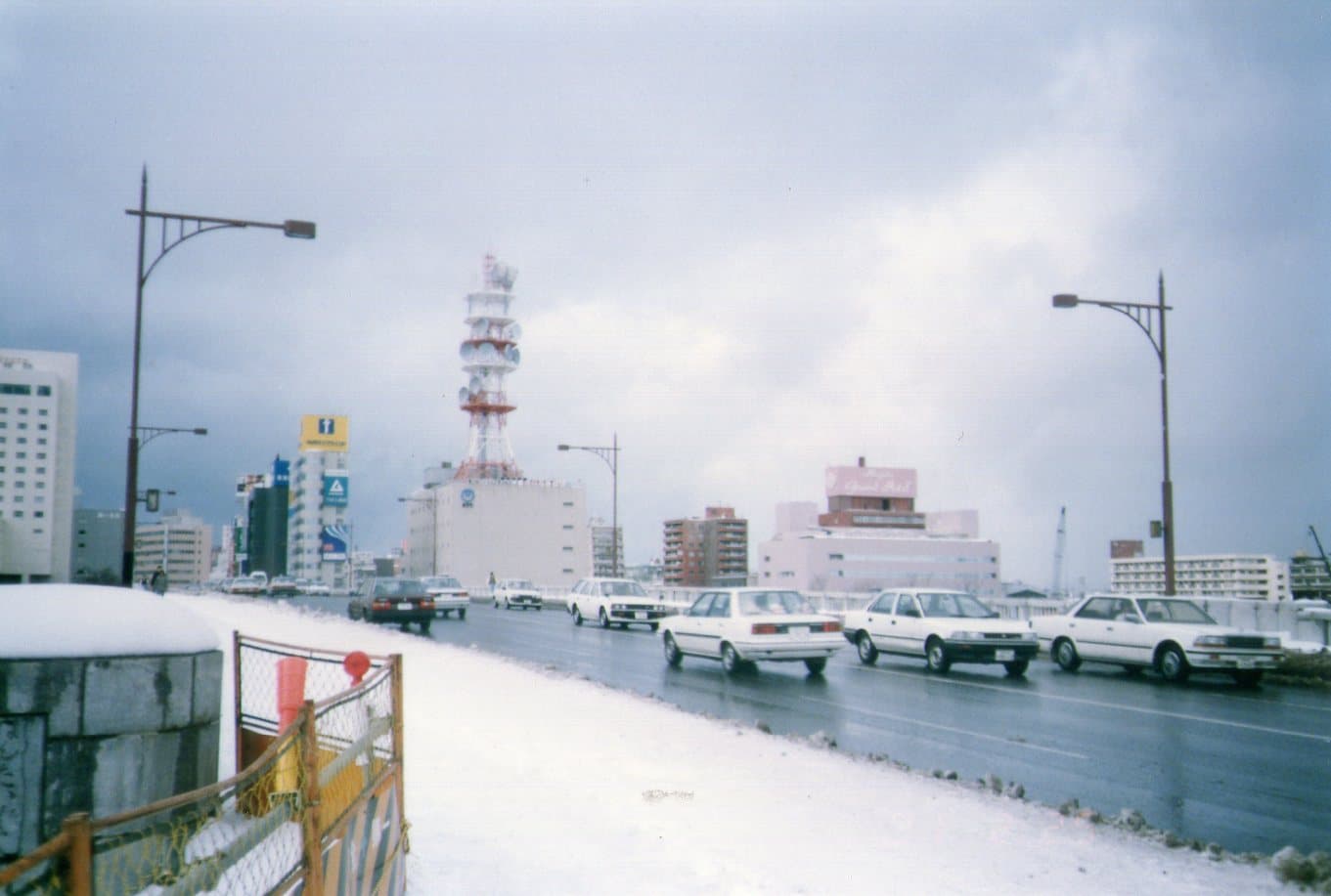 万代桥：万代桥：Wikimedia Commons 文件「910225新潟img030.jpg」中的桥梁实景。