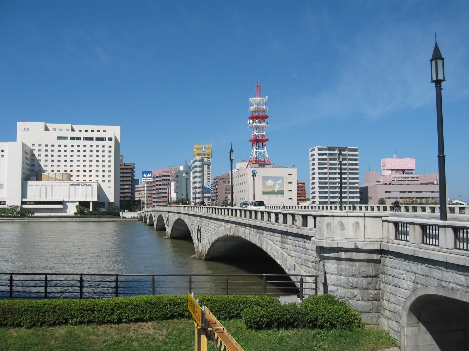 万代桥：万代桥：Wikimedia Commons 文件「Bandaibashi-Bridge 20130929.JPG」中的桥梁实景。