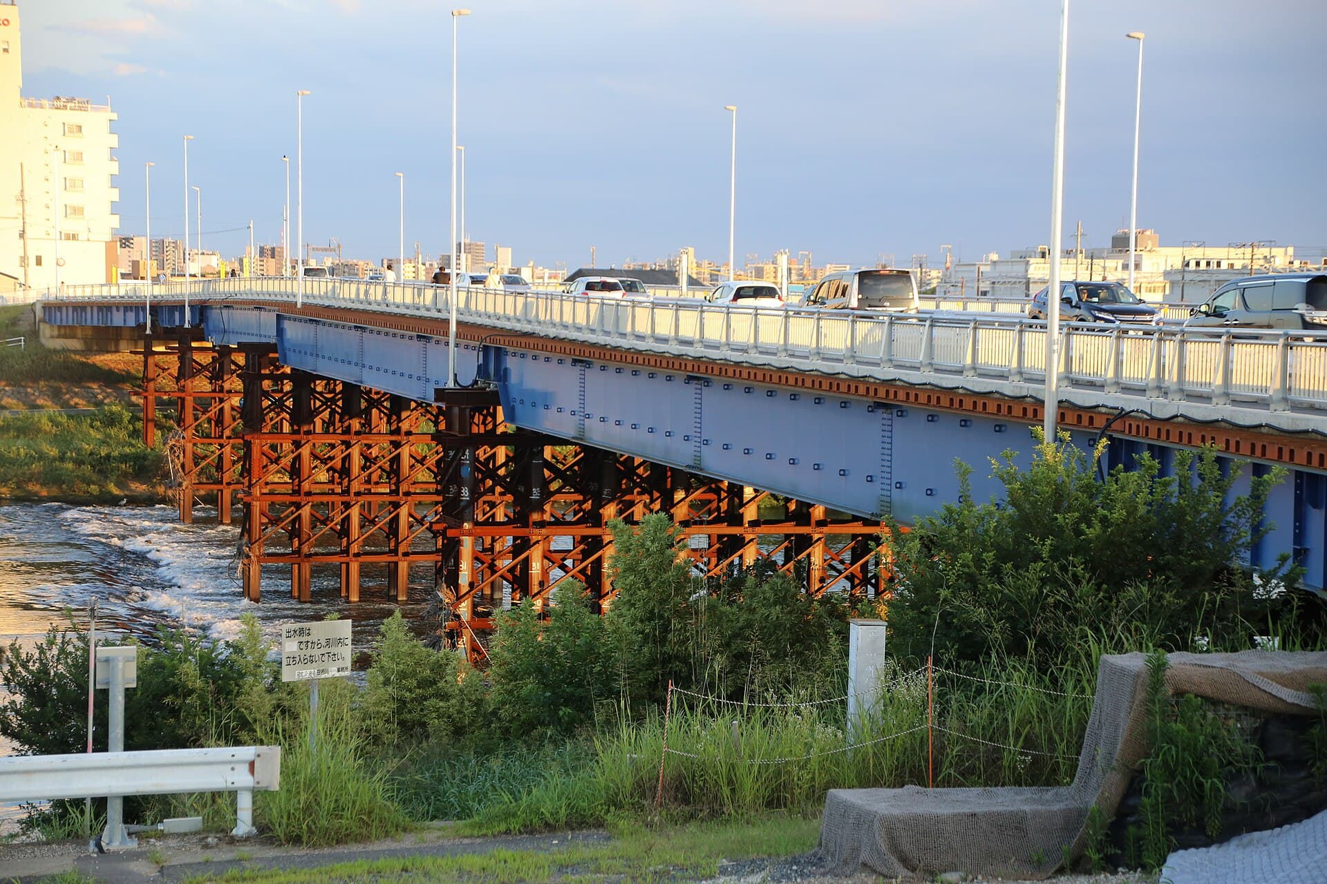 枇杷岛桥：枇杷岛桥：Wikimedia Commons 文件「枇杷島橋 20240704-05.jpg」中的桥梁实景。