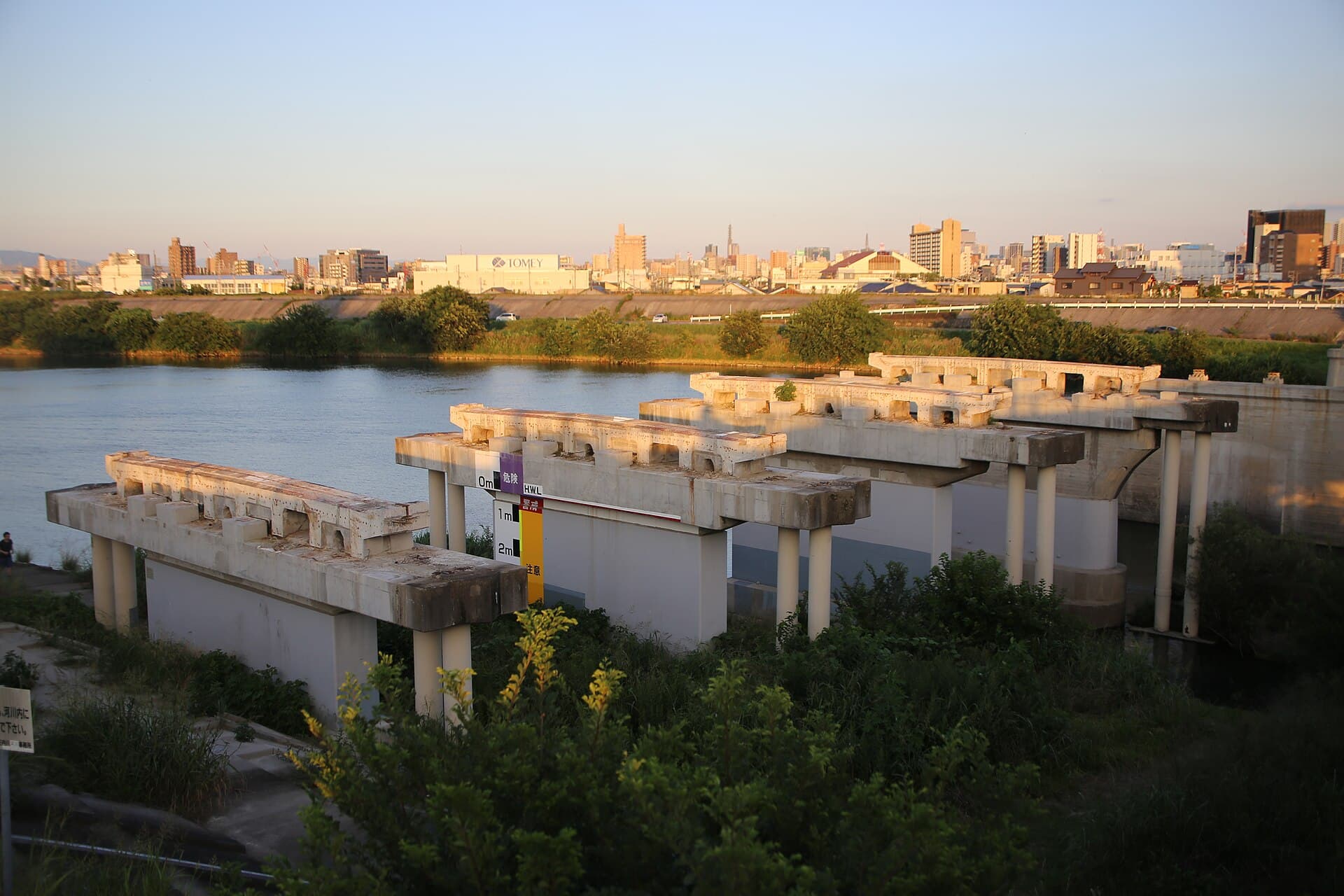 枇杷岛桥：枇杷岛桥：Wikimedia Commons 文件「枇杷島橋 20240704-06.jpg」中的桥梁实景。