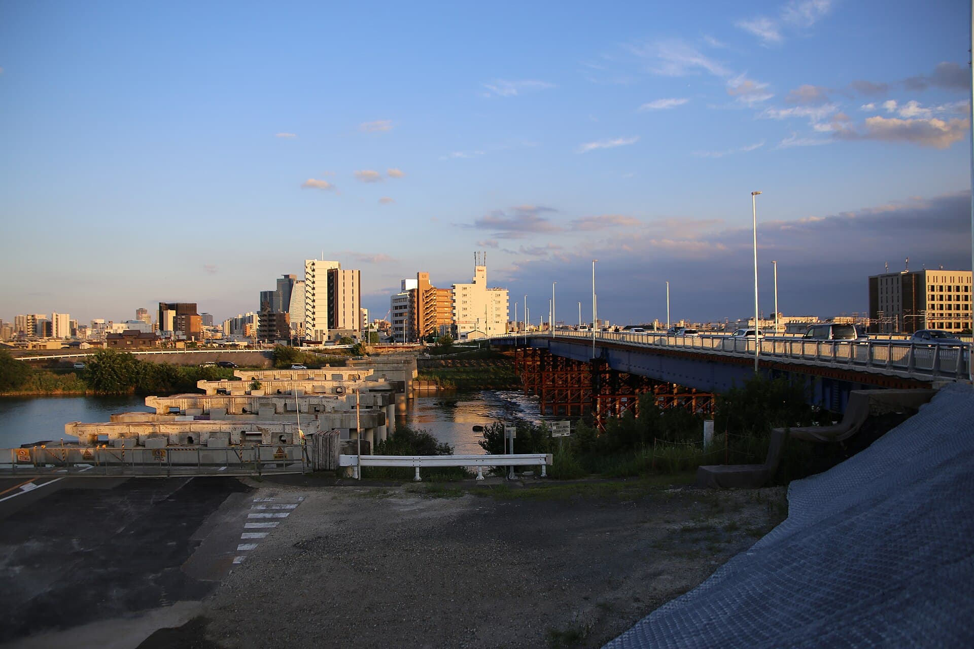 枇杷岛桥：枇杷岛桥：Wikimedia Commons 文件「枇杷島橋 20240704-04.jpg」中的桥梁实景。