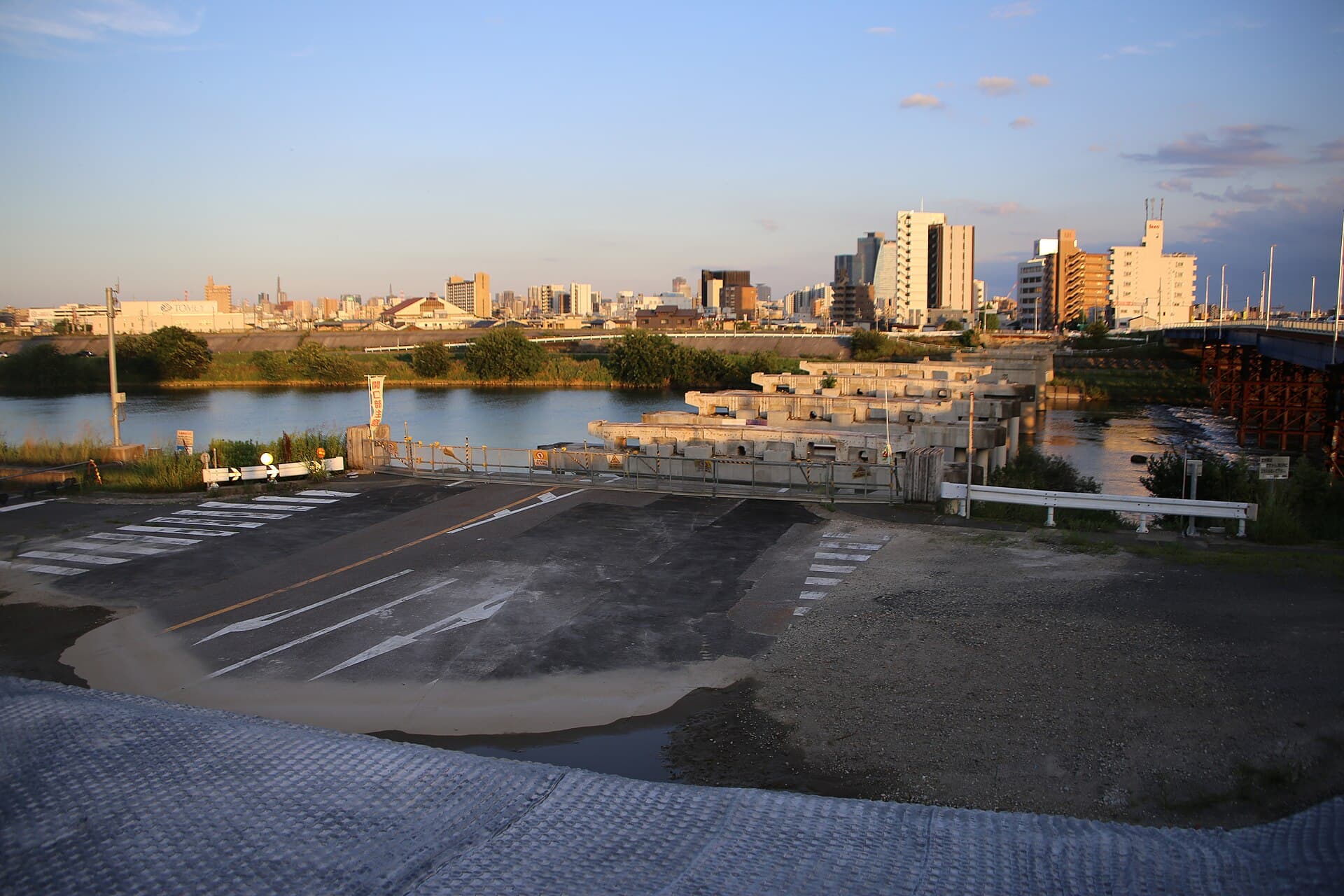枇杷岛桥：枇杷岛桥：Wikimedia Commons 文件「枇杷島橋 20240704-01.jpg」中的桥梁实景。