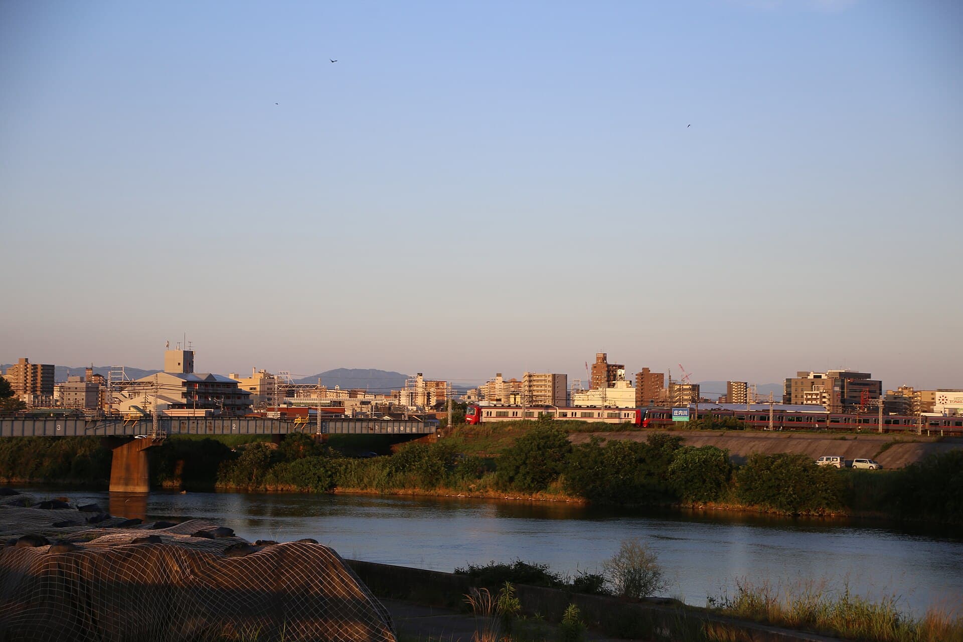 枇杷岛桥：枇杷岛桥：Wikimedia Commons 文件「枇杷島橋 20240704-02.jpg」中的桥梁实景。