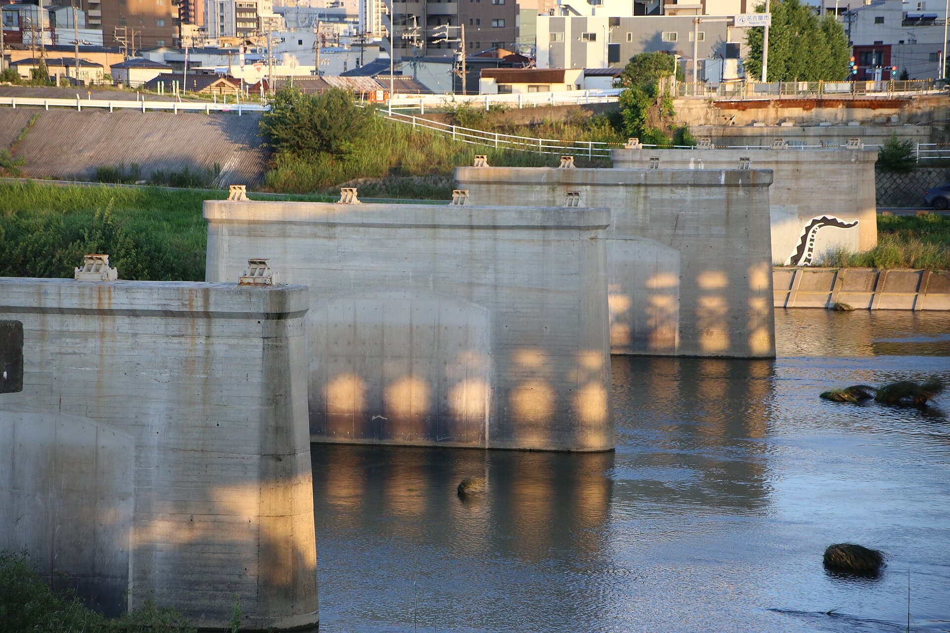 枇杷岛桥：枇杷岛桥：Wikimedia Commons 文件「枇杷島橋 20240704-07.jpg」中的桥梁实景。