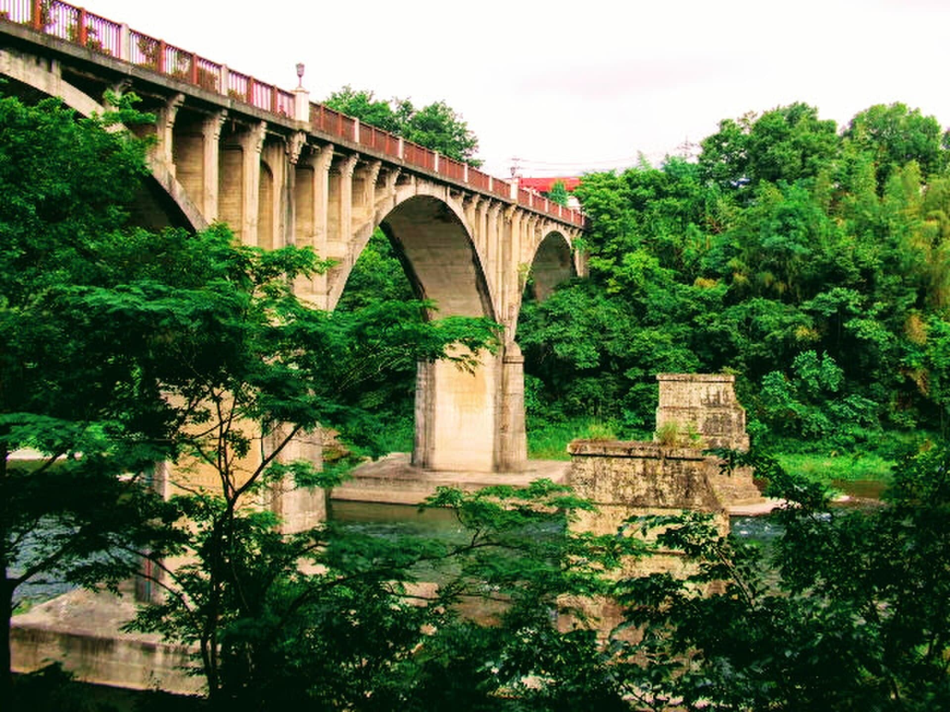 秩父桥群（三代）：秩父桥群（三代）：Wikimedia Commons 文件「Chichibu bridge 20110703.jpg」中的桥梁实景。