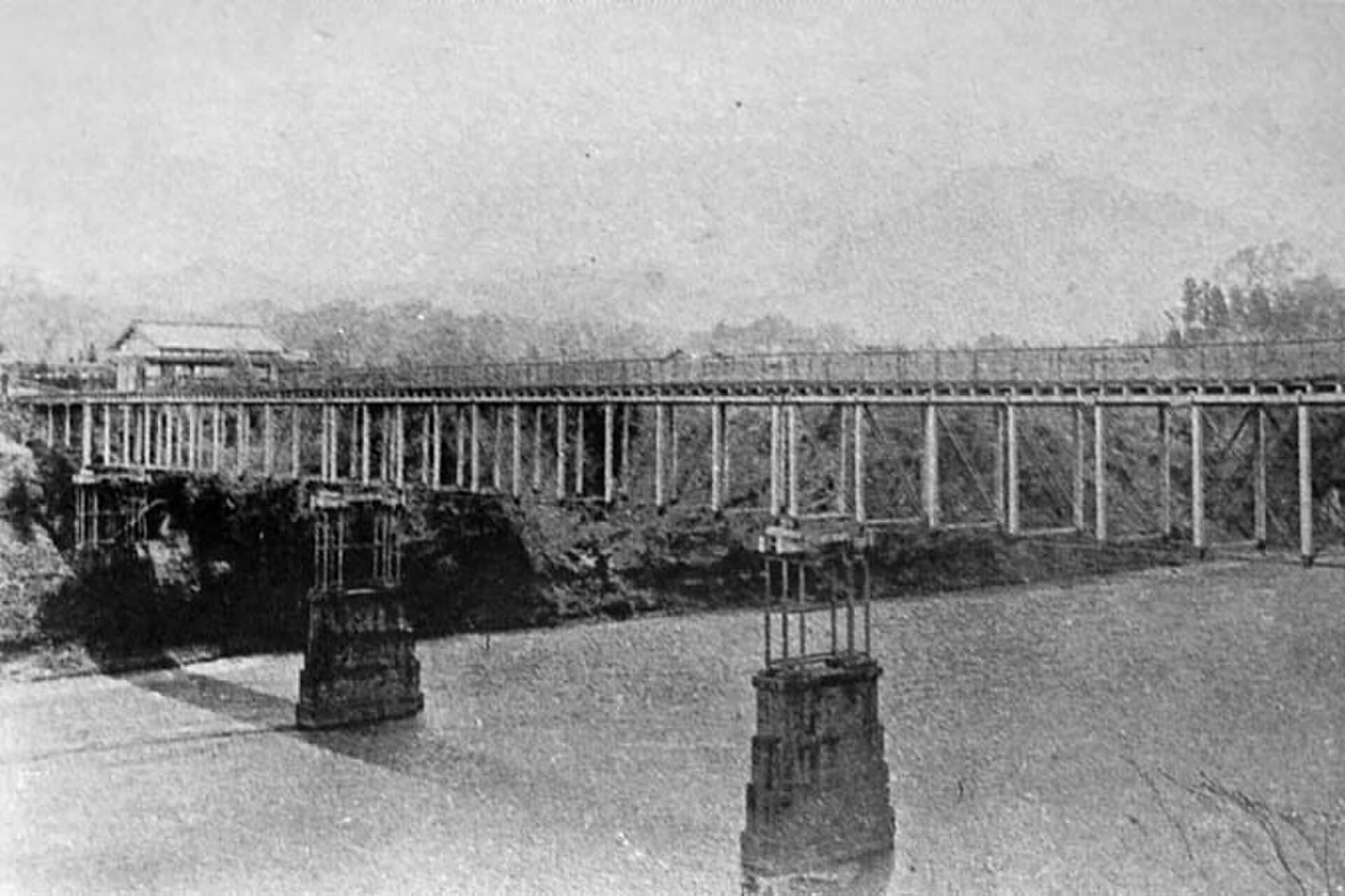 秩父桥群（三代）：秩父桥群（三代）：Wikimedia Commons 文件「Odamaki Shodai Chichibubashi 1.jpg」中的桥梁实景。