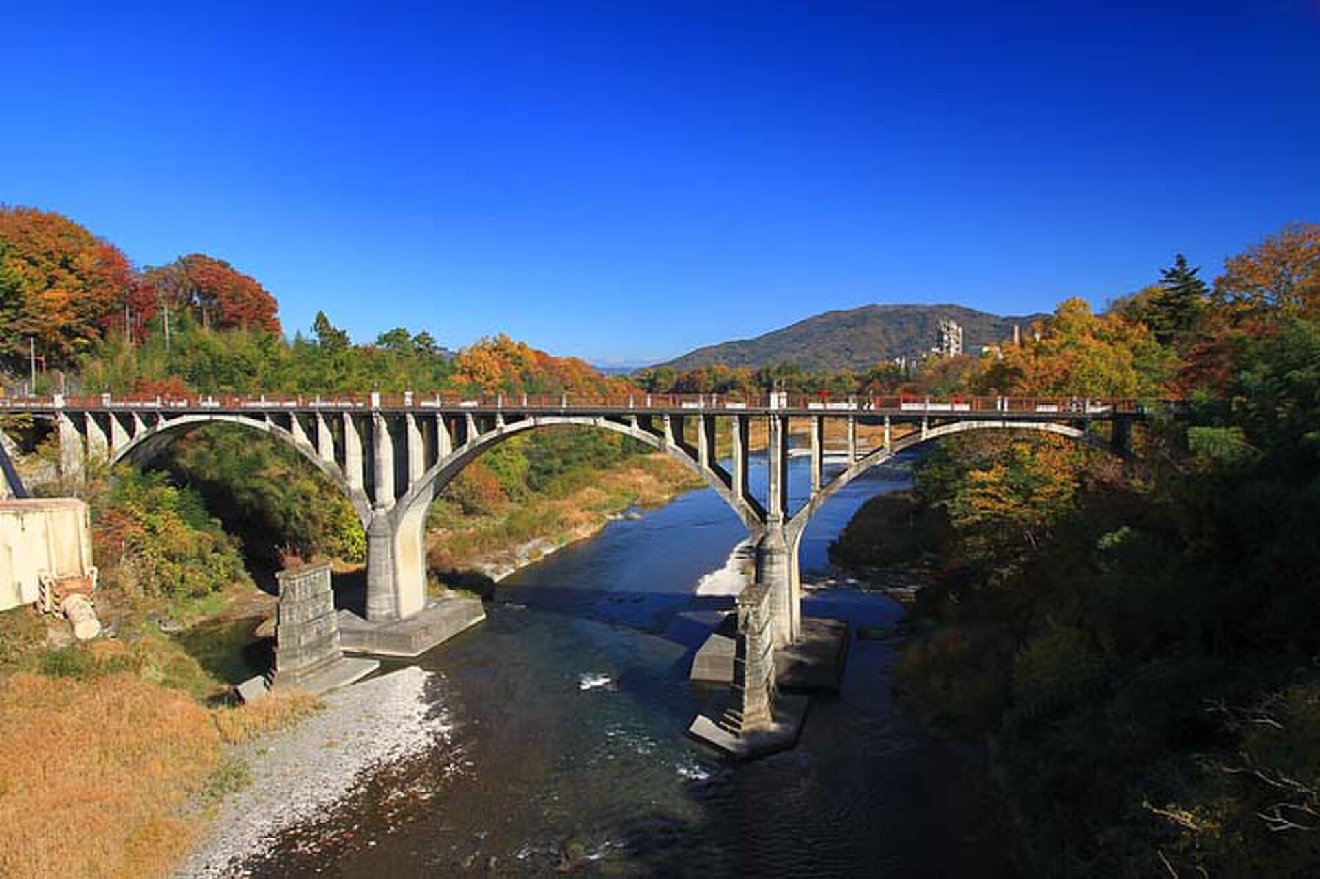 秩父桥群（三代）：秩父桥群（三代）：Wikimedia Commons 文件「Chichibu Kyu-titibubasi 1.jpg」中的桥梁实景。