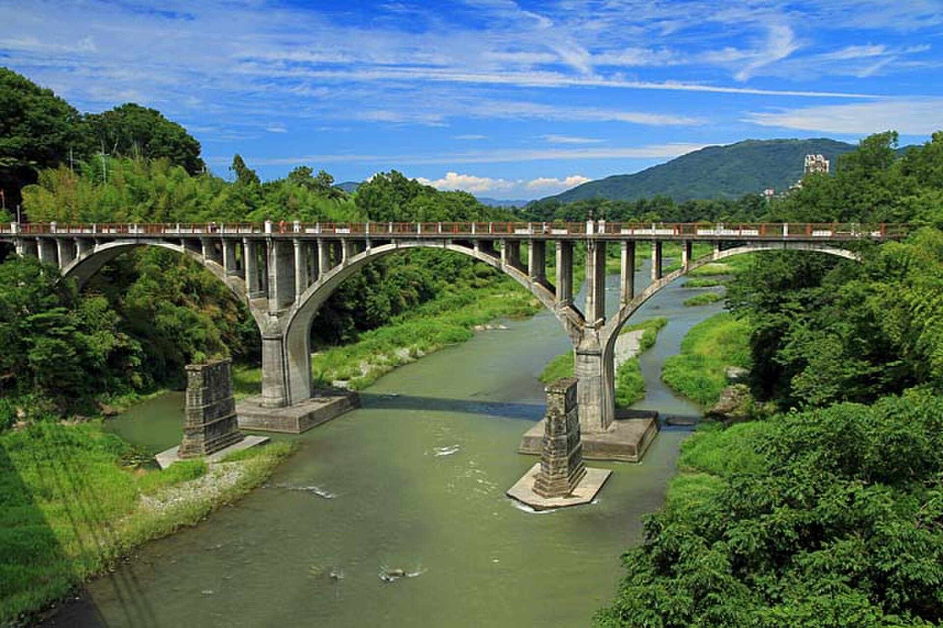 秩父桥群（三代）：秩父桥群（三代）：Wikimedia Commons 文件「Chichibu Kyu-titibubasi 2.jpg」中的桥梁实景。