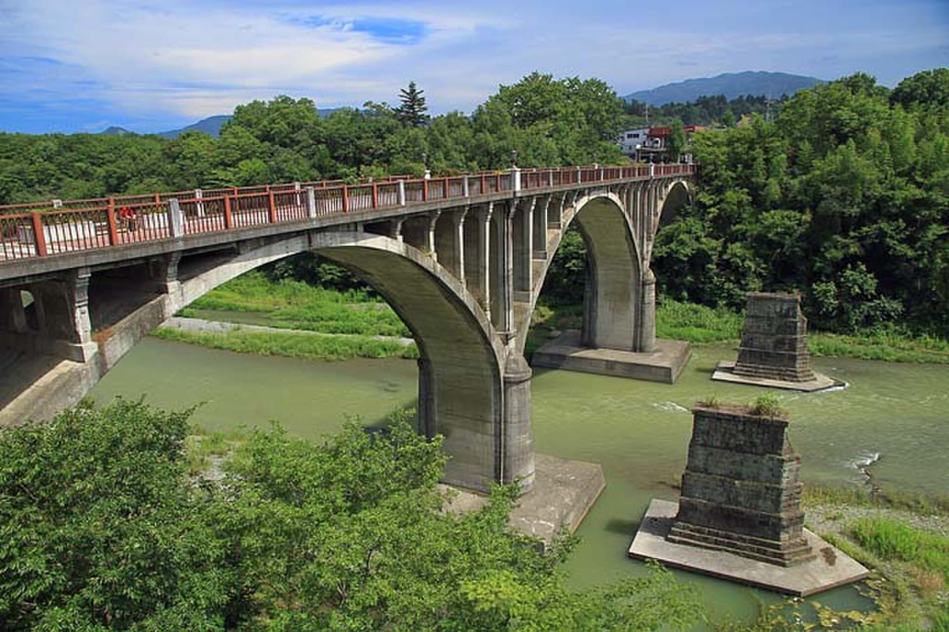 秩父桥群（三代）：秩父桥群（三代）：Wikimedia Commons 文件「Chichibu Kyu-titibubasi 3.jpg」中的桥梁实景。