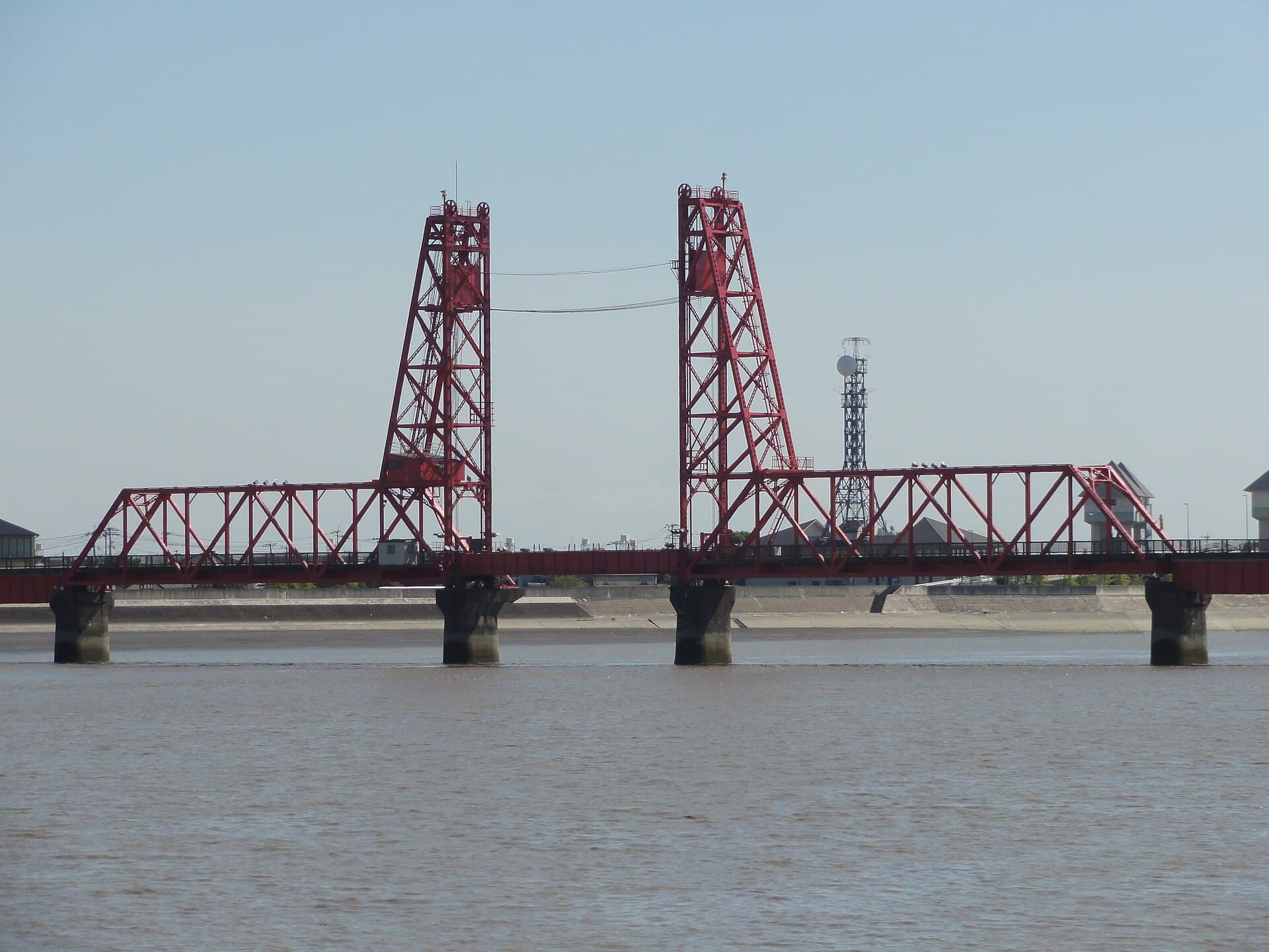 筑后川昇开桥：筑后川昇开桥：Wikimedia Commons 文件「Chikugo River Lift Bridge 002.JPG」中的桥梁实景。
