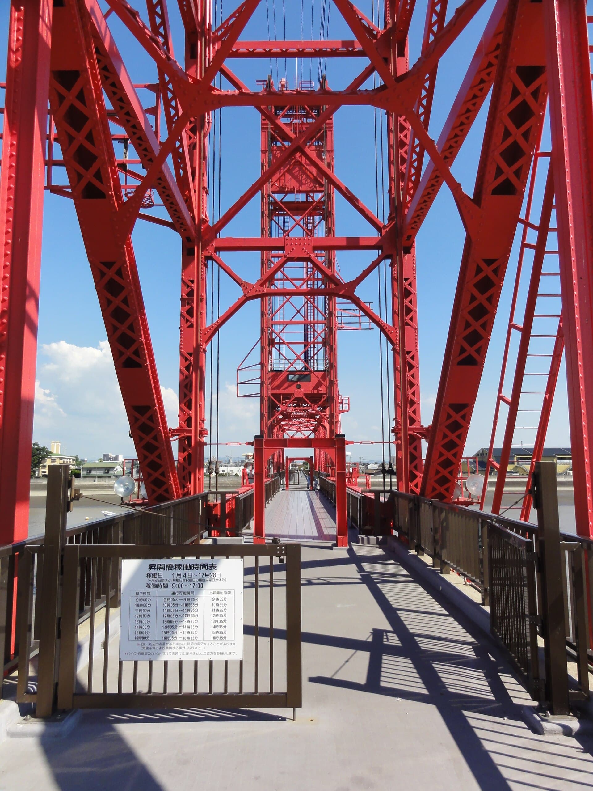 筑后川昇开桥：筑后川昇开桥：Wikimedia Commons 文件「Chikugo River Lift Bridge 004.JPG」中的桥梁实景。
