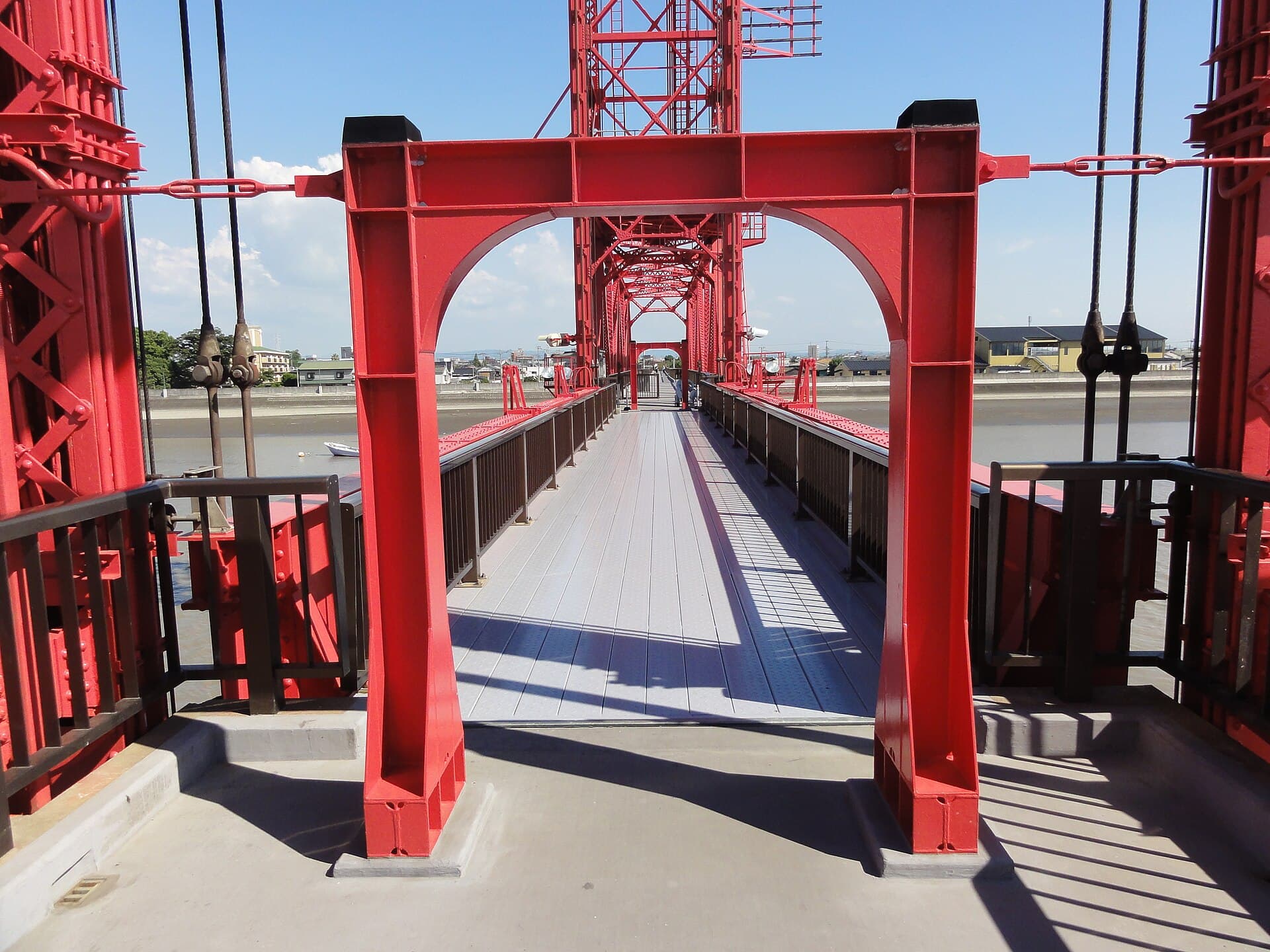 筑后川昇开桥：筑后川昇开桥：Wikimedia Commons 文件「Chikugo River Lift Bridge 005.JPG」中的桥梁实景。