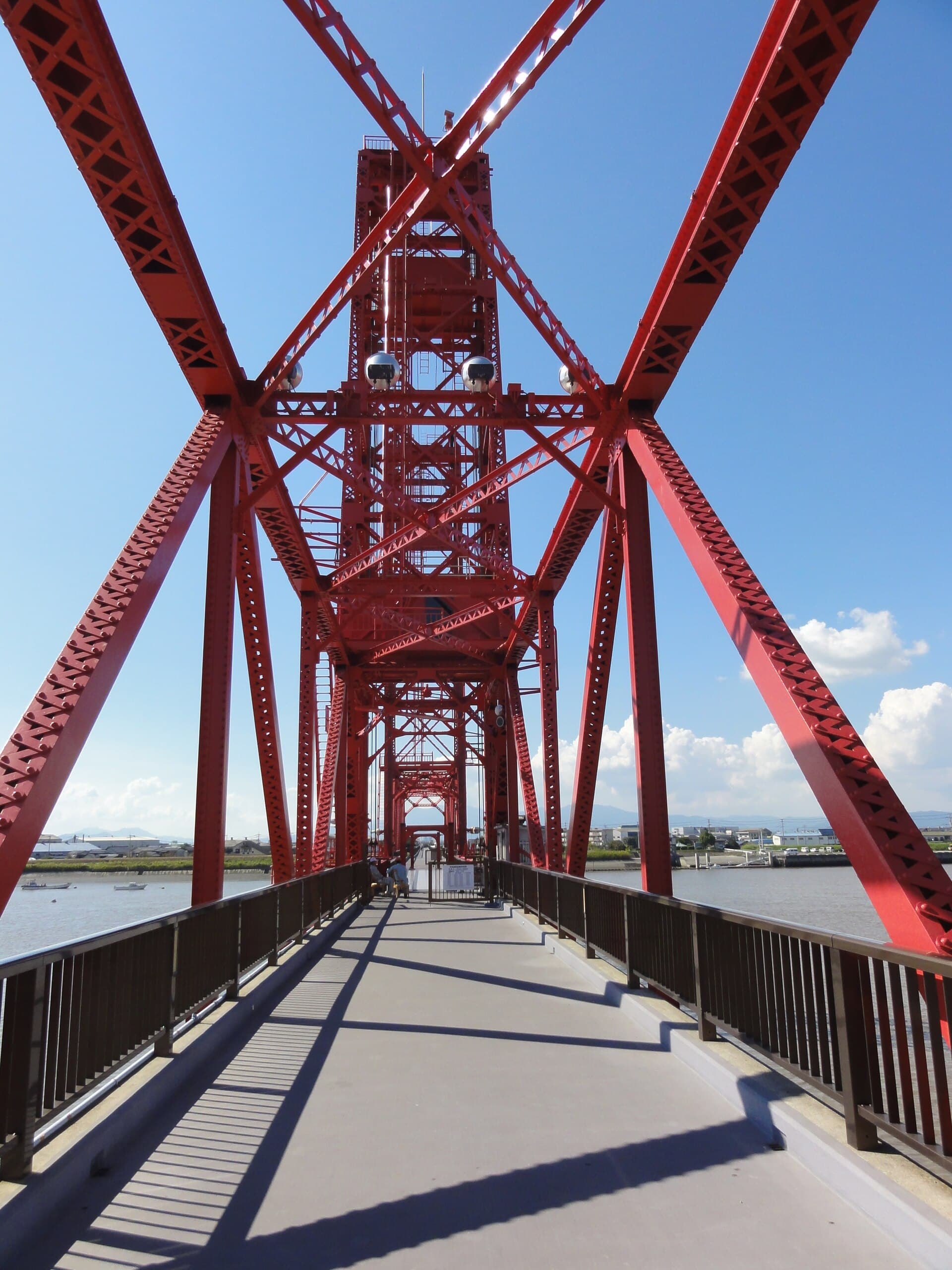 筑后川昇开桥：筑后川昇开桥：Wikimedia Commons 文件「Chikugo River Lift Bridge 007.JPG」中的桥梁实景。